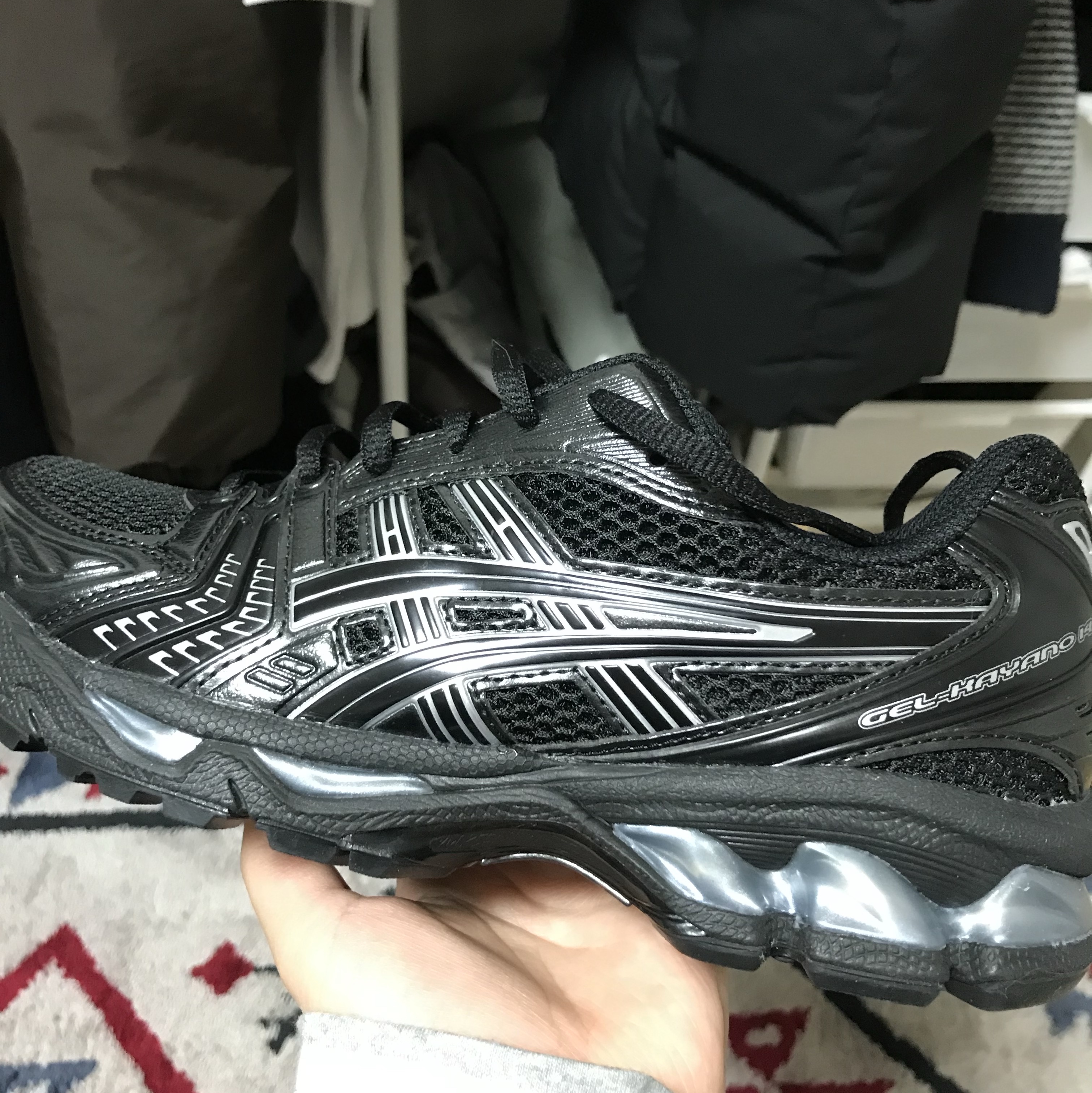 Asics Gel-Kayano 14 Black Pure Silver 착용 스타일 - 3
