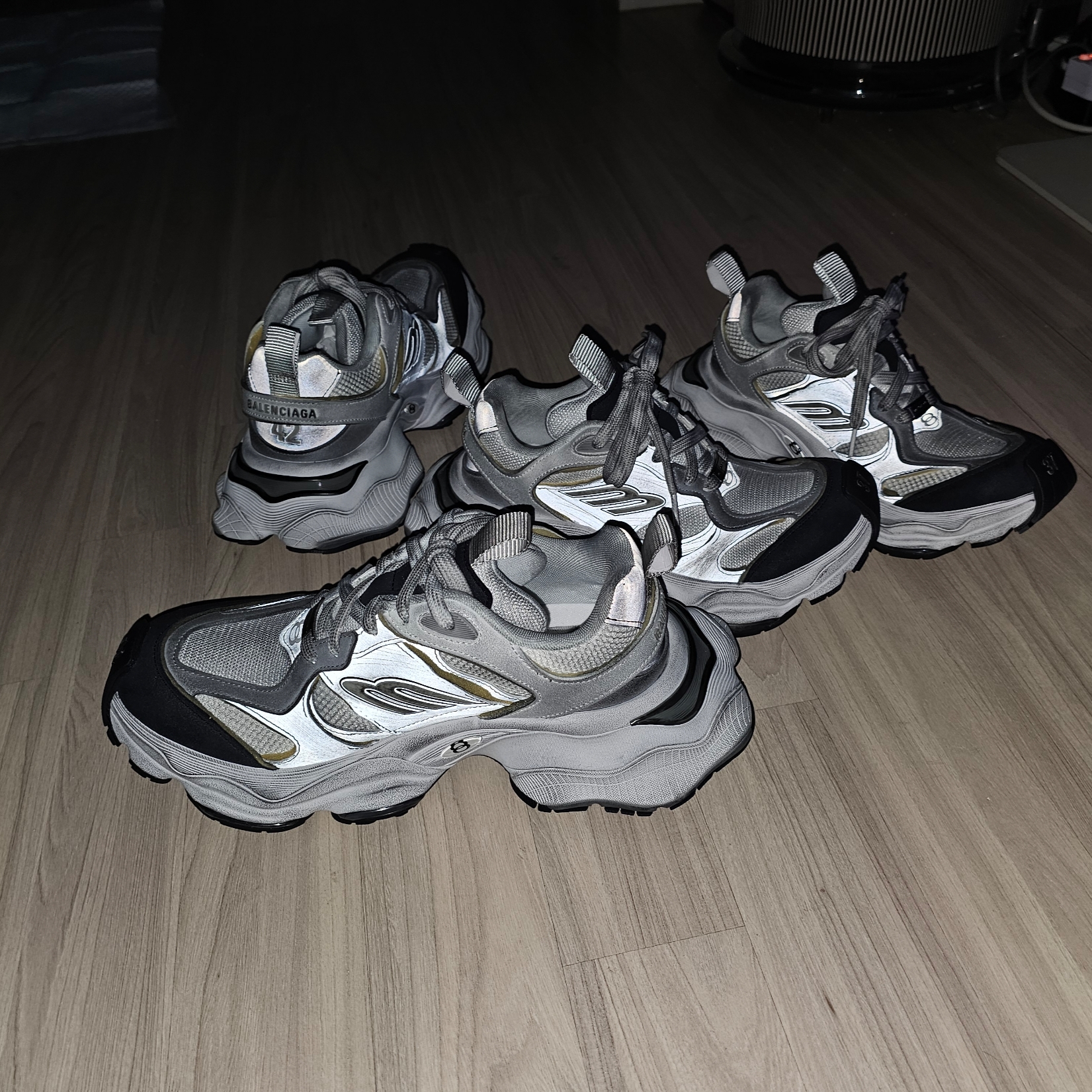 Balenciaga Cargo Sneakers Grey White Blue 착용 스타일