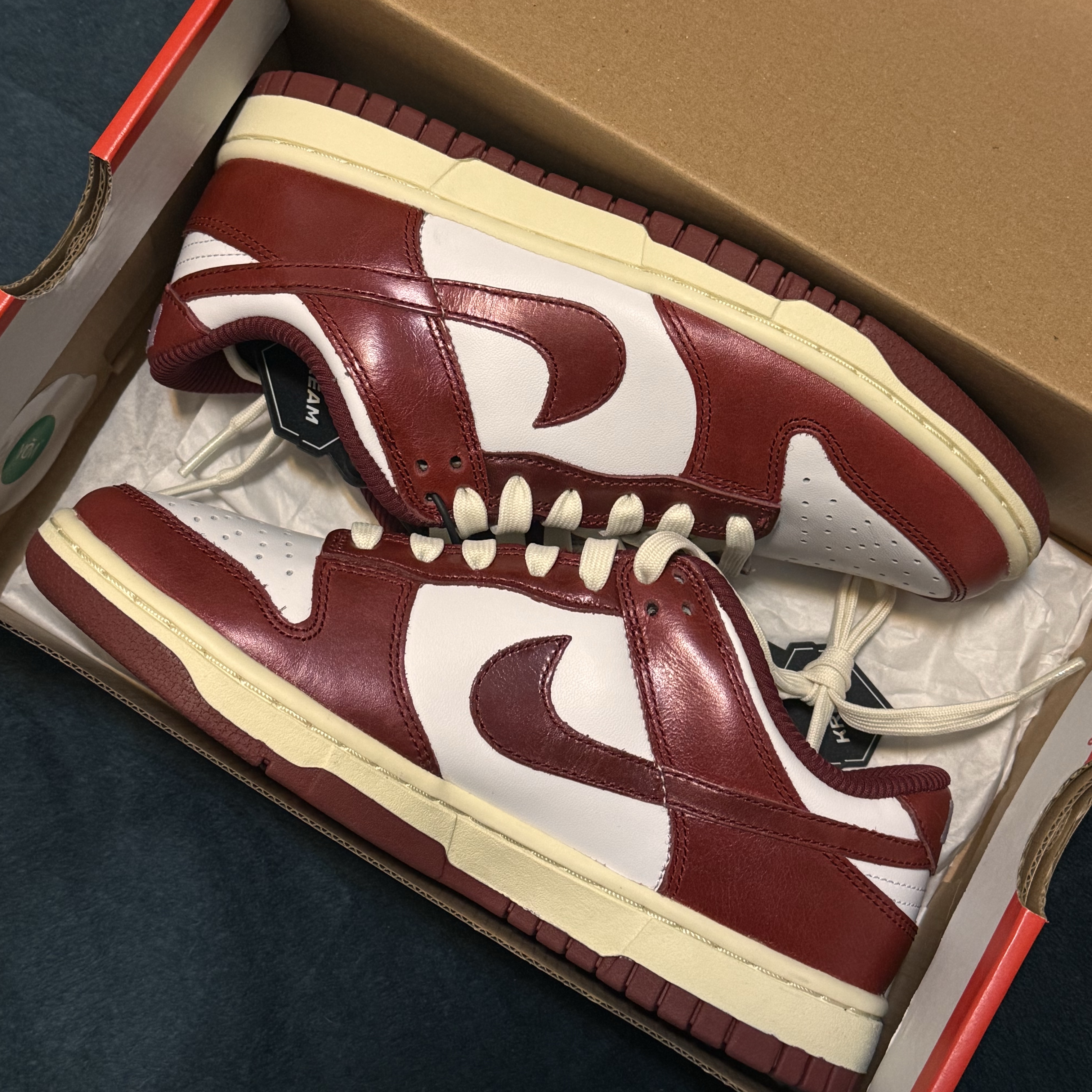 (W) Nike Dunk Low Retro PRM Team Red and White 착용 스타일 - 3