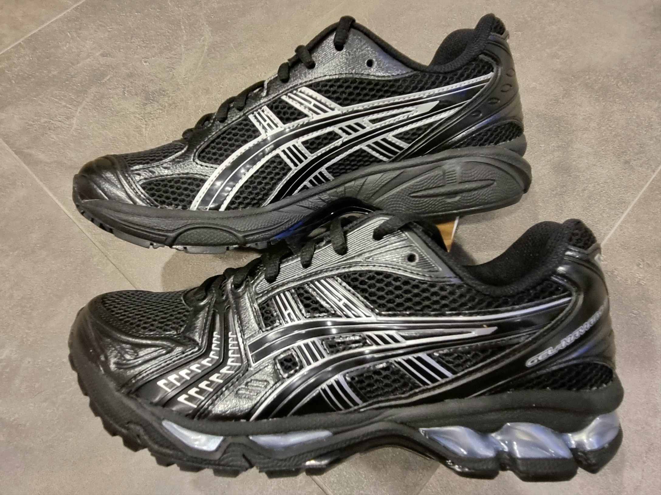 Asics Gel-Kayano 14 Black Pure Silver 착용 스타일 - 3