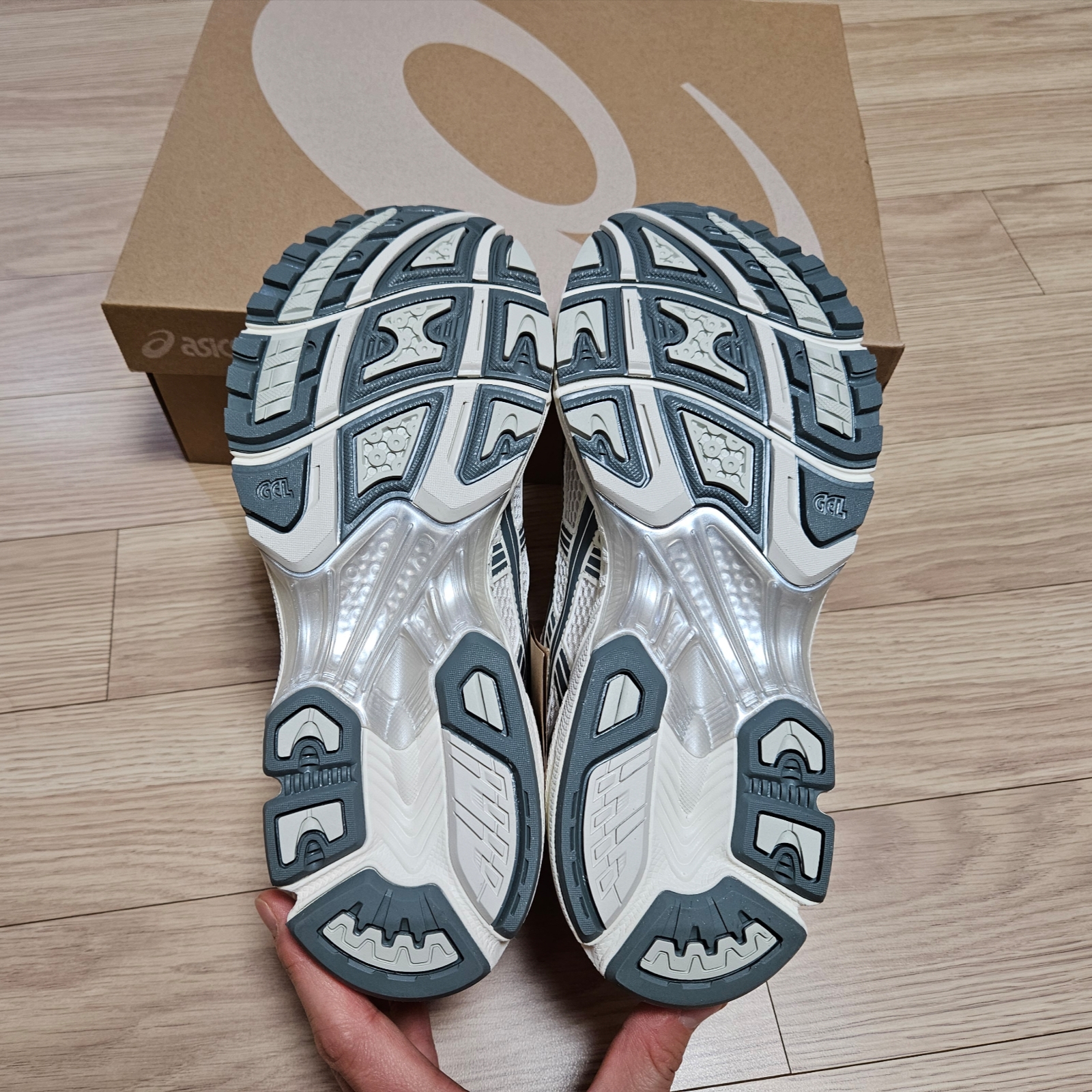 Asics Gel-Kayano 14 Birch Dark Pewter 착용 스타일 - 6