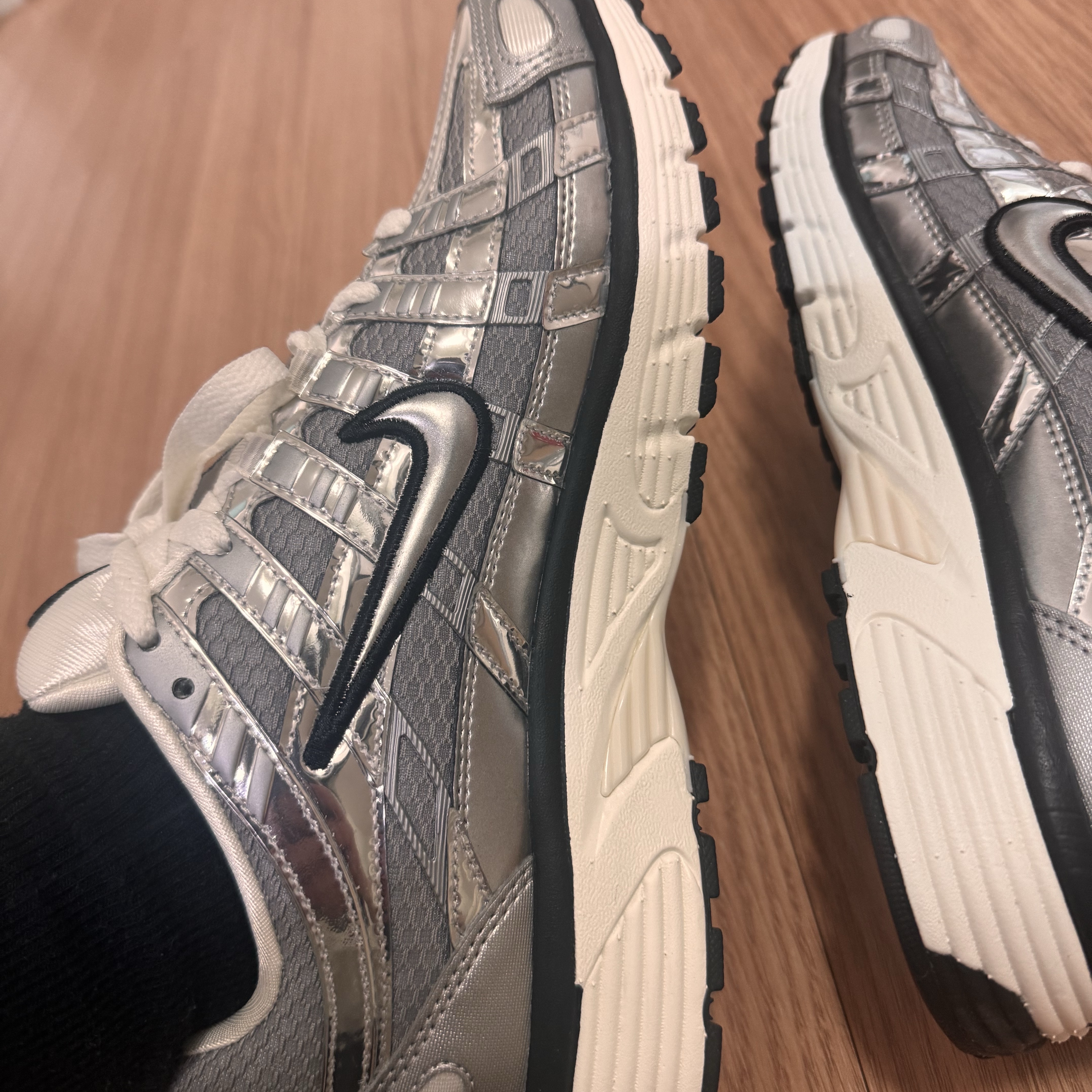 Nike P-6000 Metallic Silver 착용 스타일
