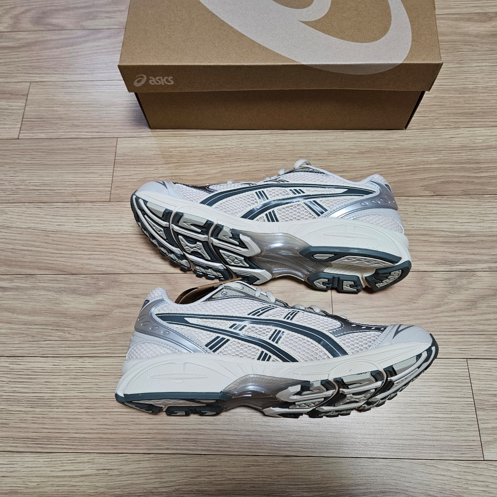 Asics Gel-Kayano 14 Birch Dark Pewter 착용 스타일 - 4