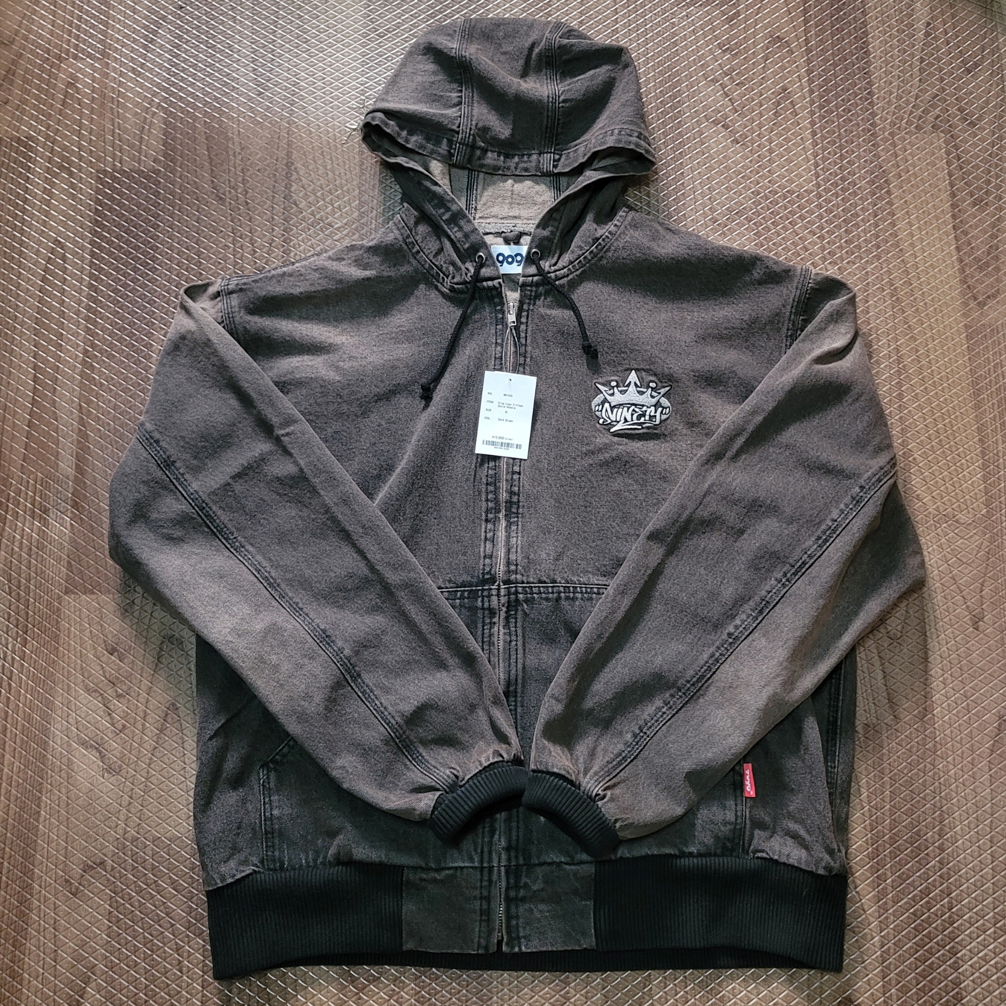 9090 King Logo Vintage Denim Hoodie Dark Brown 착용 스타일 - 1