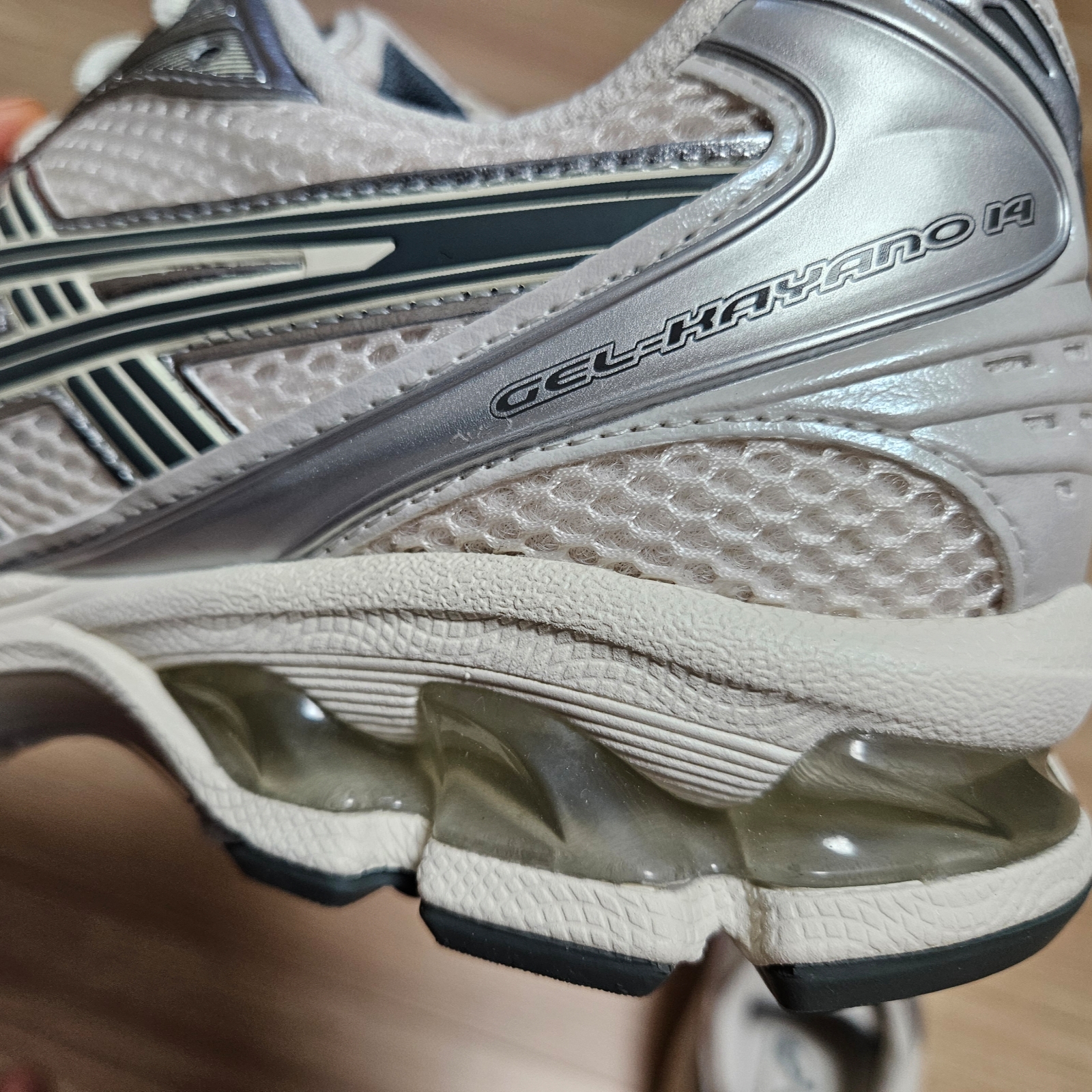 Asics Gel-Kayano 14 Birch Dark Pewter 착용 스타일 - 8