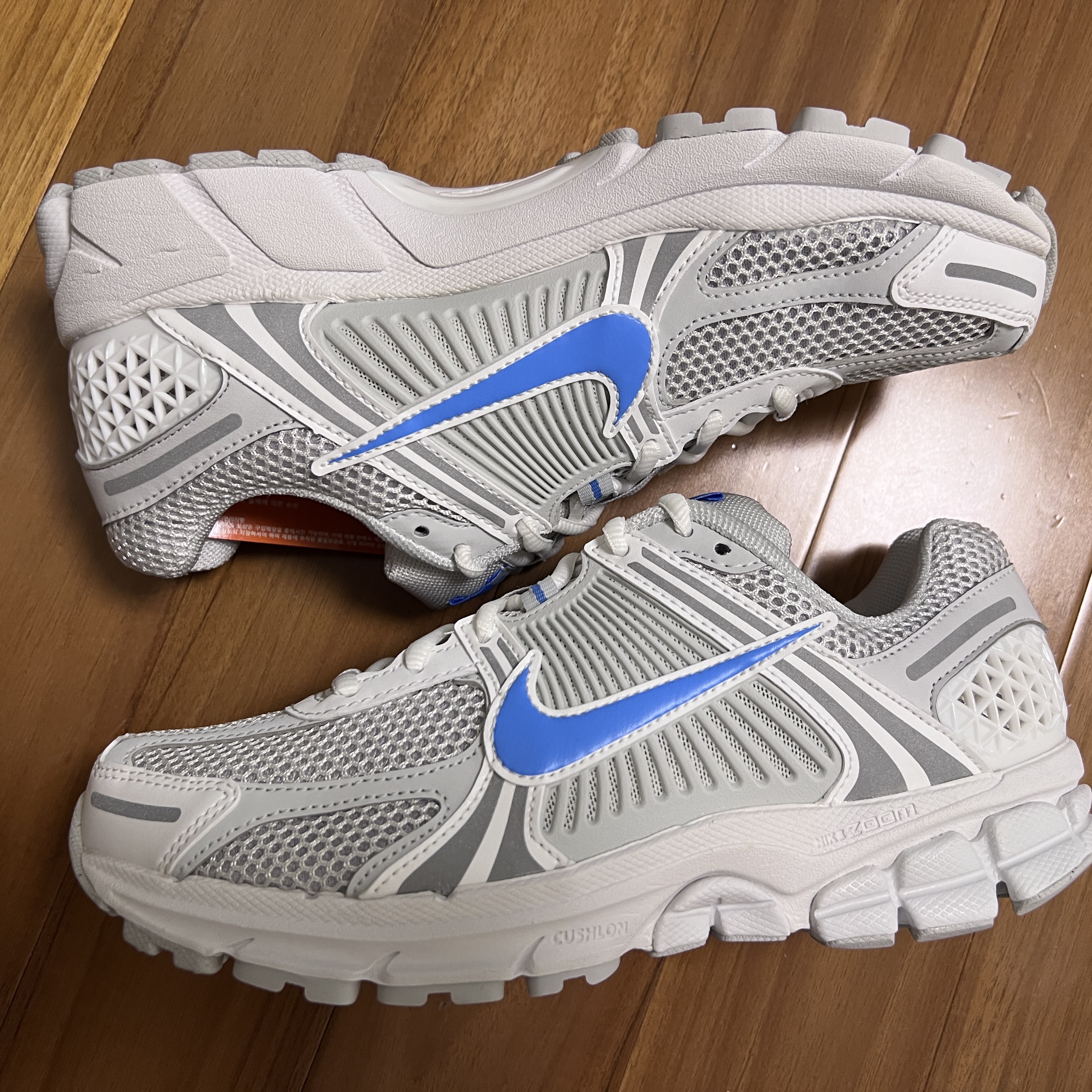 Nike Zoom Vomero 5 Photon Dust and University Blue 착용 스타일