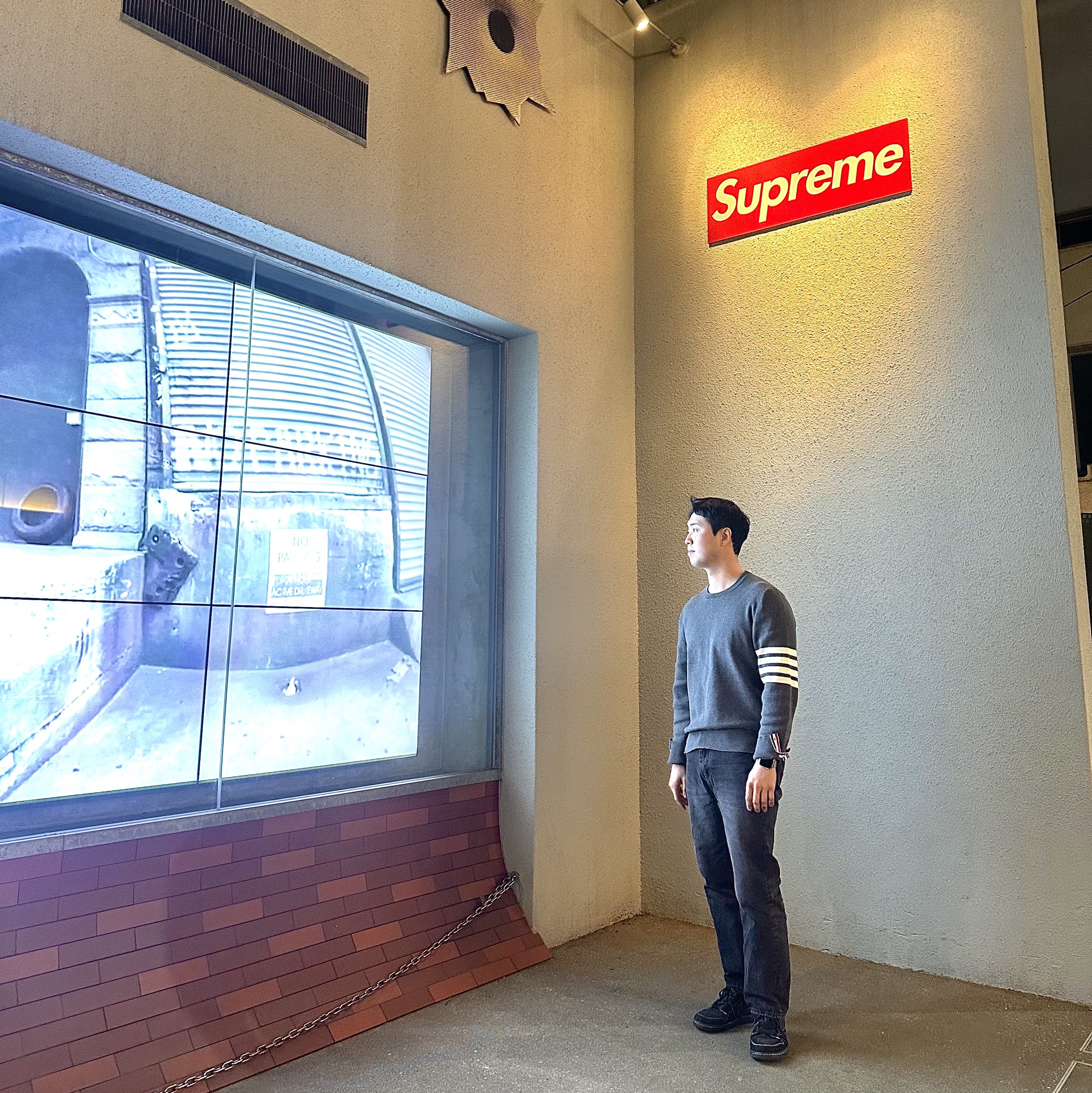 Thom Browne Milano Stitch 4-Bar Crewneck Pullover Knit Medium Grey, Jordan 1 x Travis Scott Retro Low OG SP Black Phantom 착용 스타일