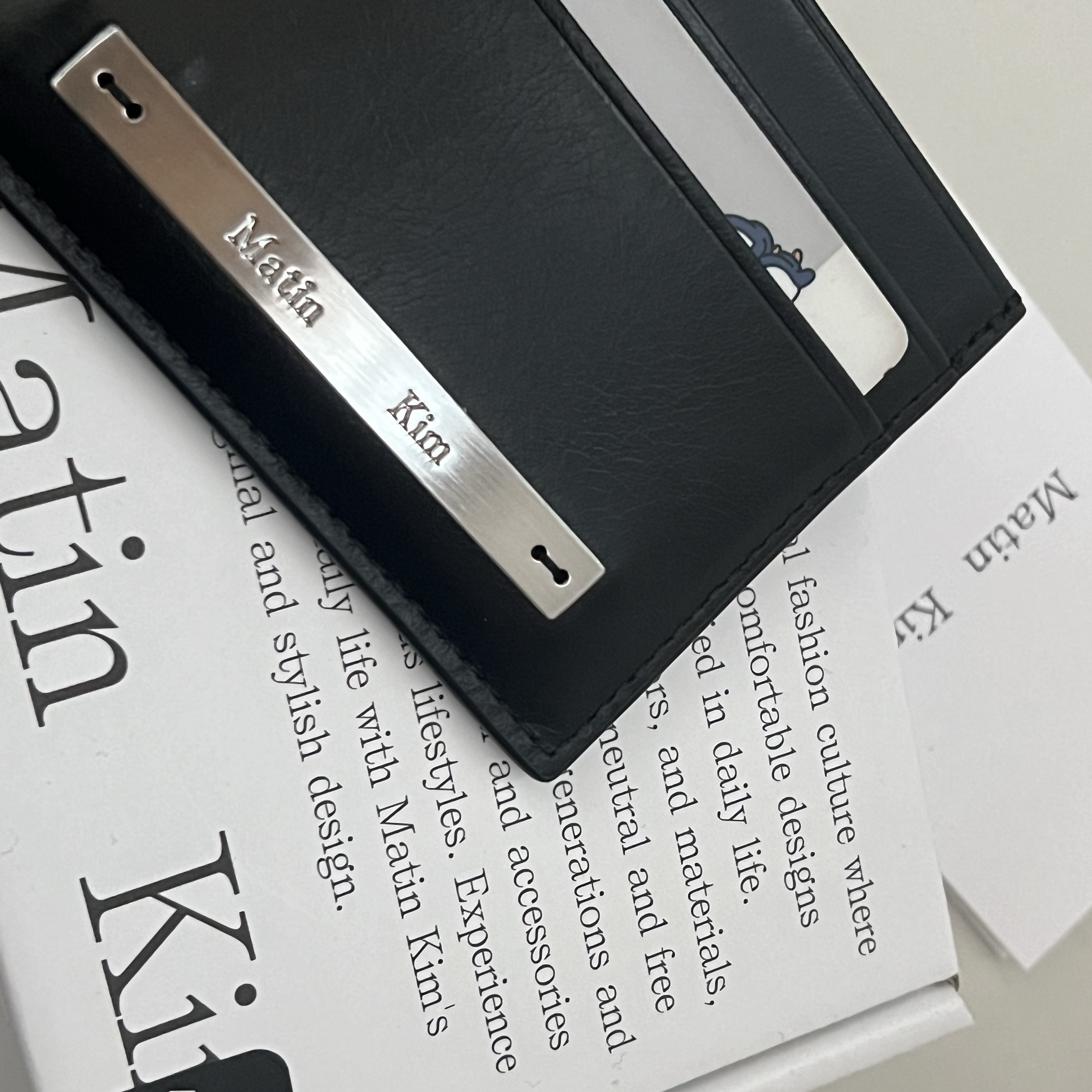 Matin Kim Vintage Card Wallet Black 착용 스타일