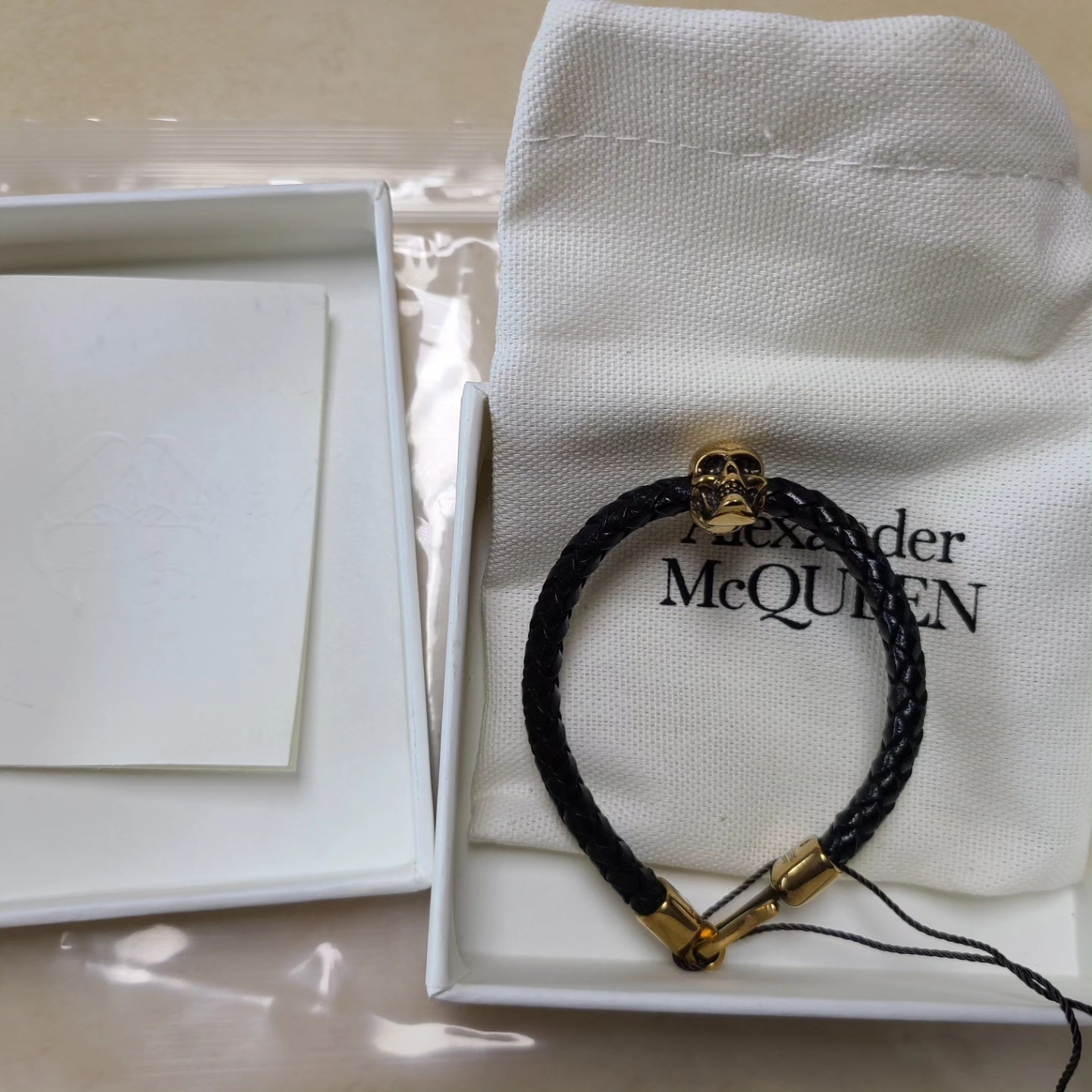 Alexander McQueen Skull Leather Bracelet Black 착용 스타일 - 2