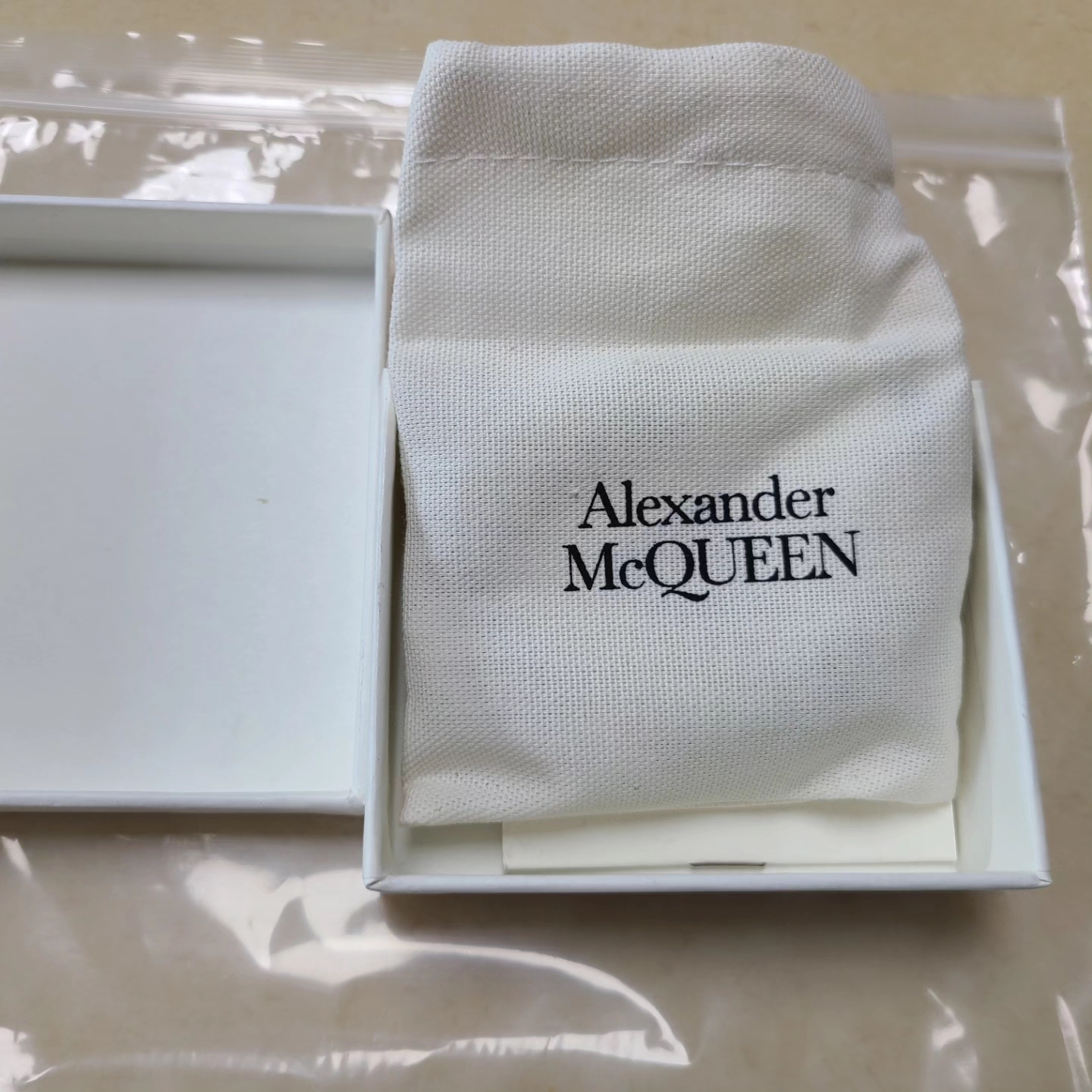 Alexander McQueen Skull Leather Bracelet Black 착용 스타일 - 1
