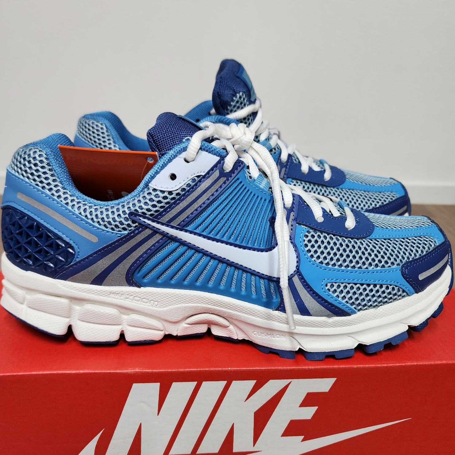 Nike Zoom Vomero 5 Mystic Navy and Worn Blue 착용 스타일 - 2