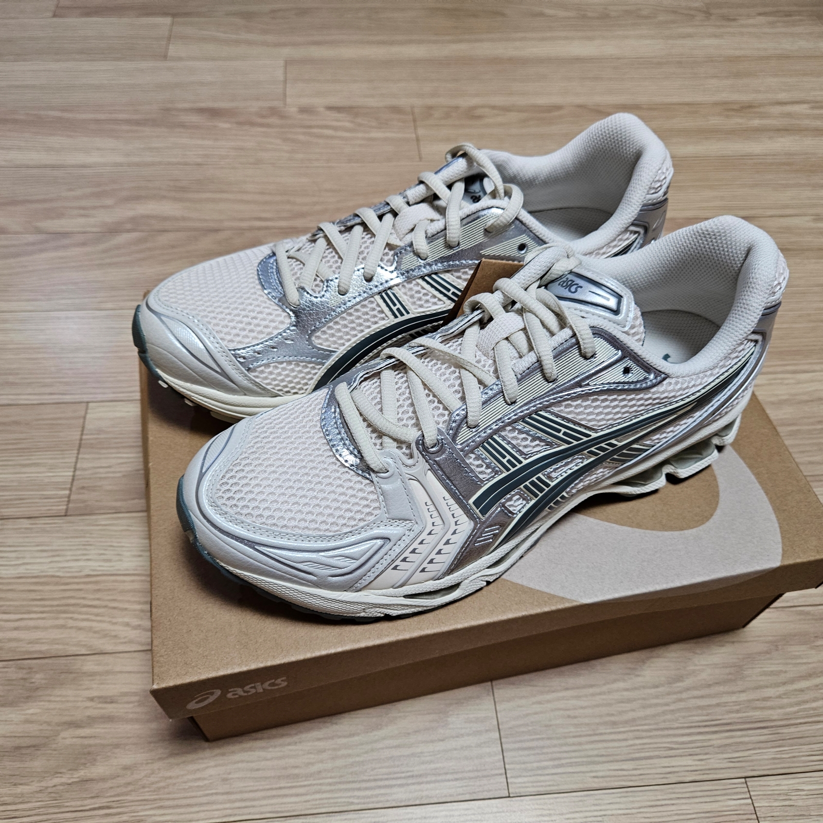 Asics Gel-Kayano 14 Birch Dark Pewter 착용 스타일 - 1