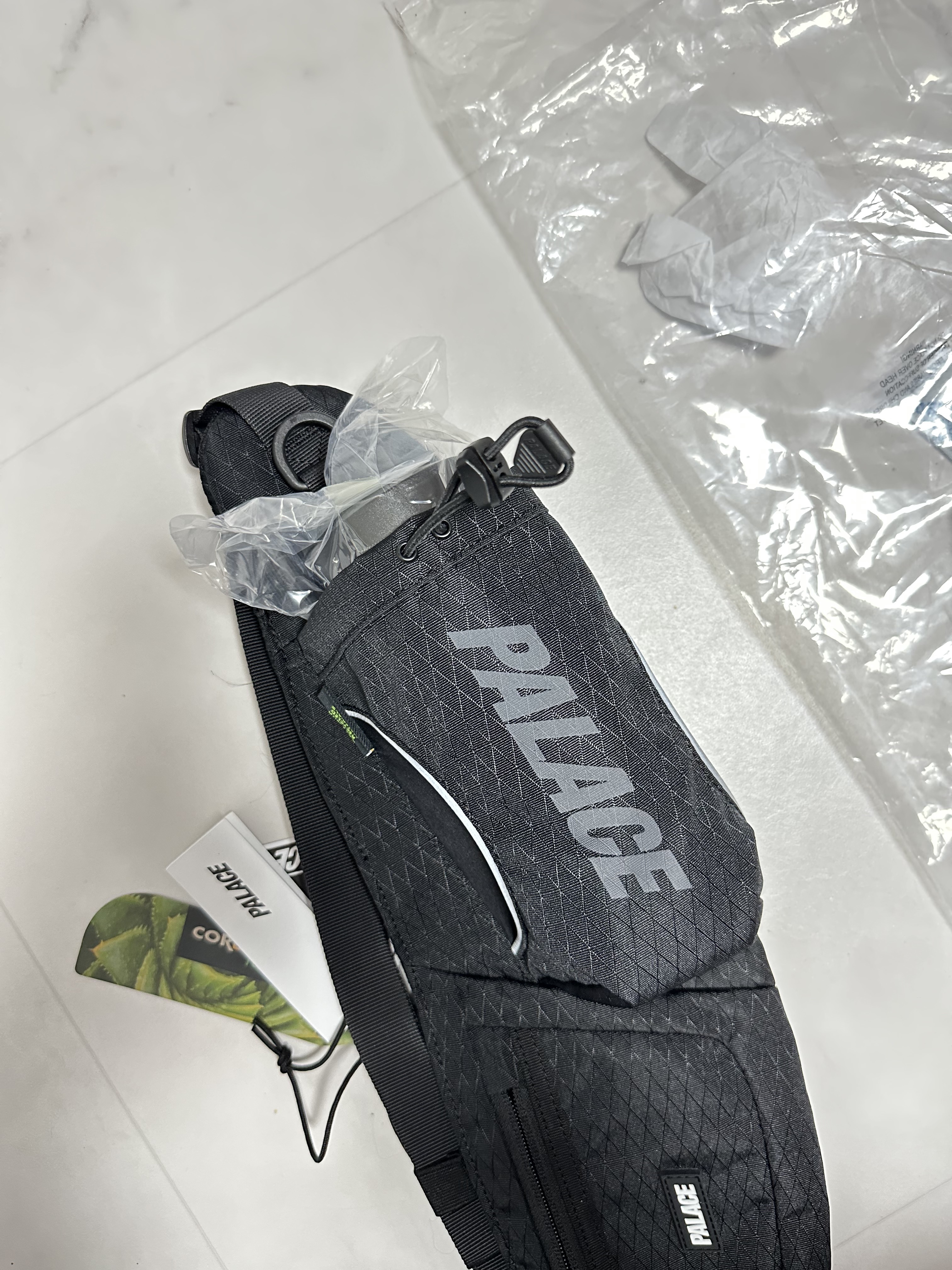 Palace Cordura Y-Rip Bottle Pack Black - 24SS 착용 스타일 - 4