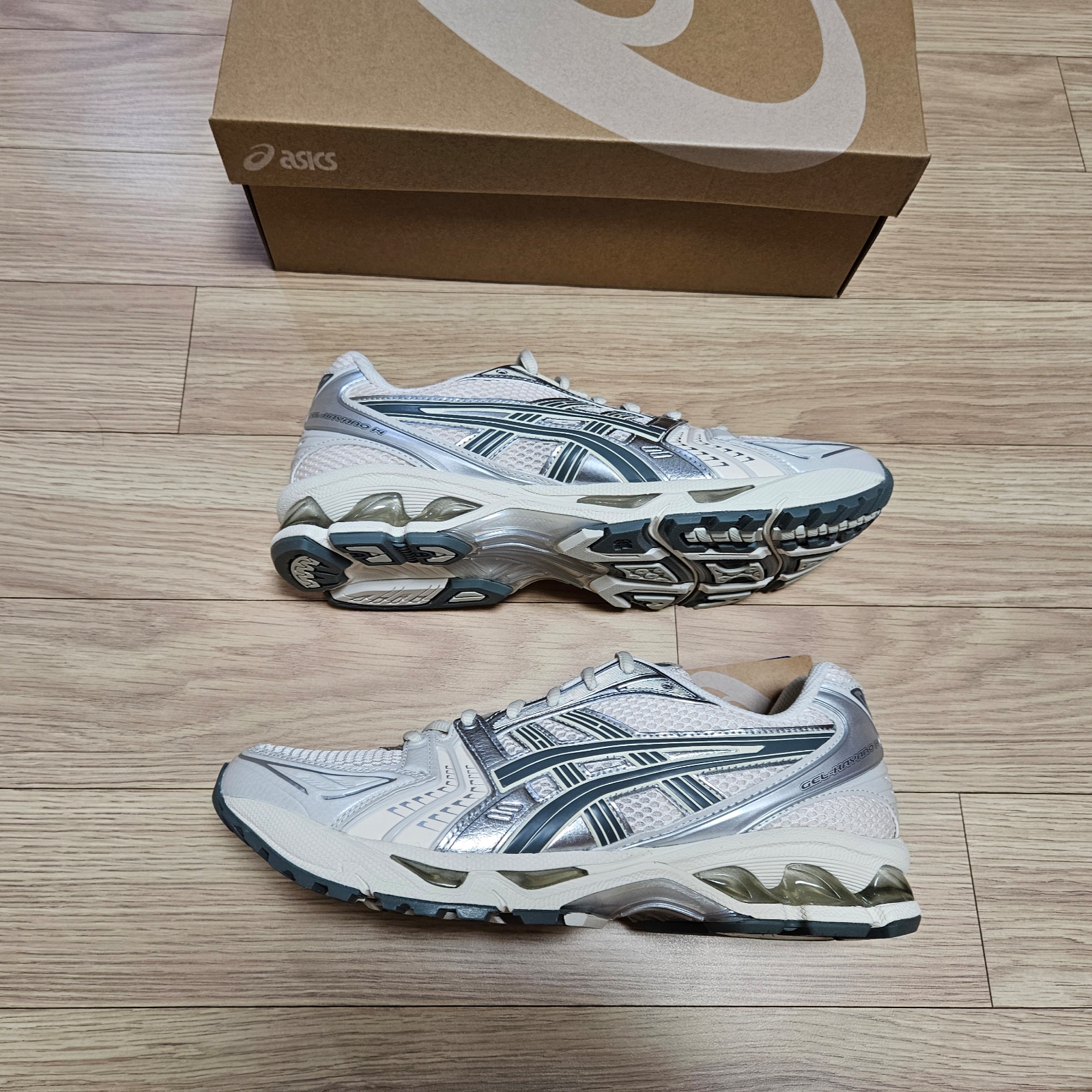 Asics Gel-Kayano 14 Birch Dark Pewter 착용 스타일 - 3