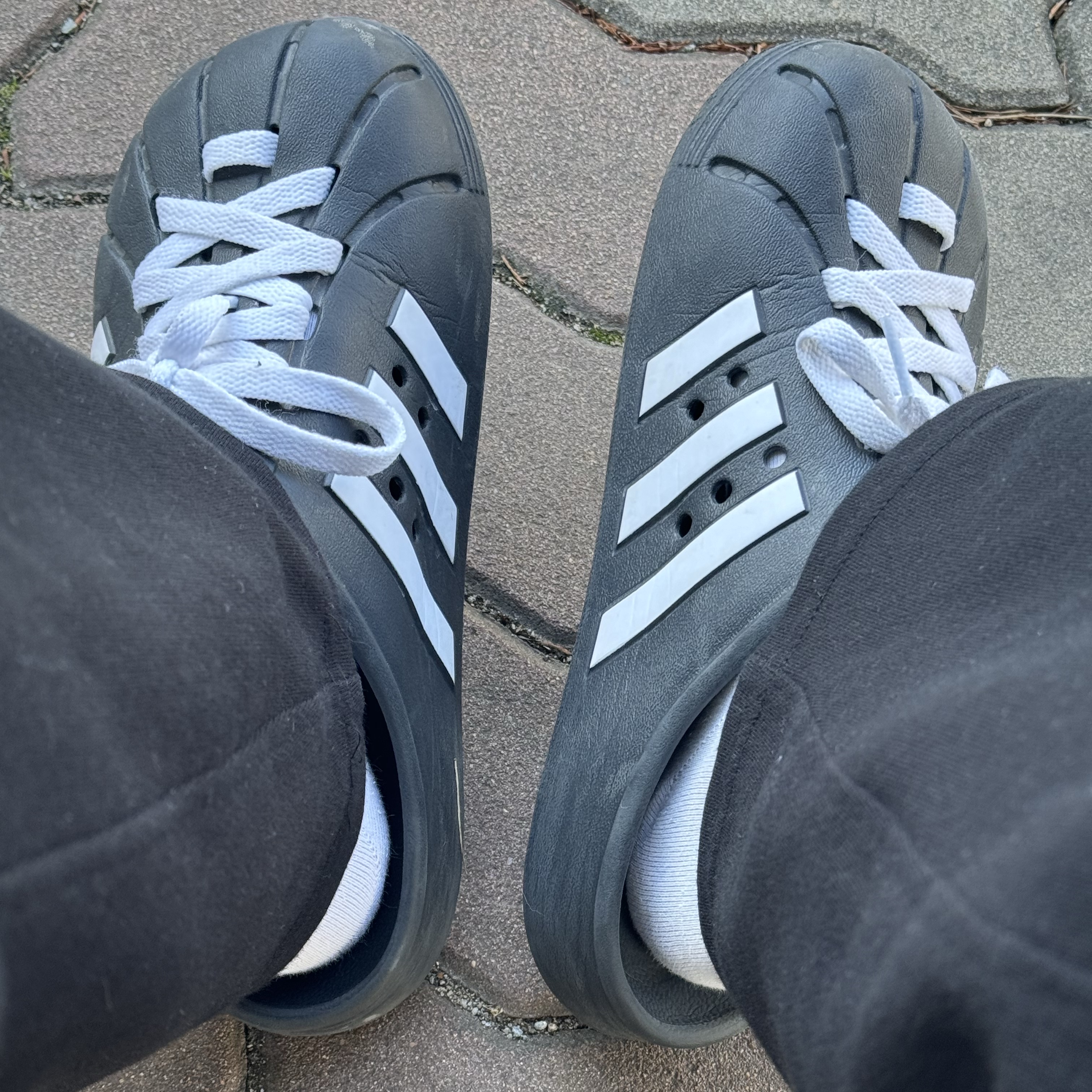 Adidas Adilette Clog Black White 착용 스타일