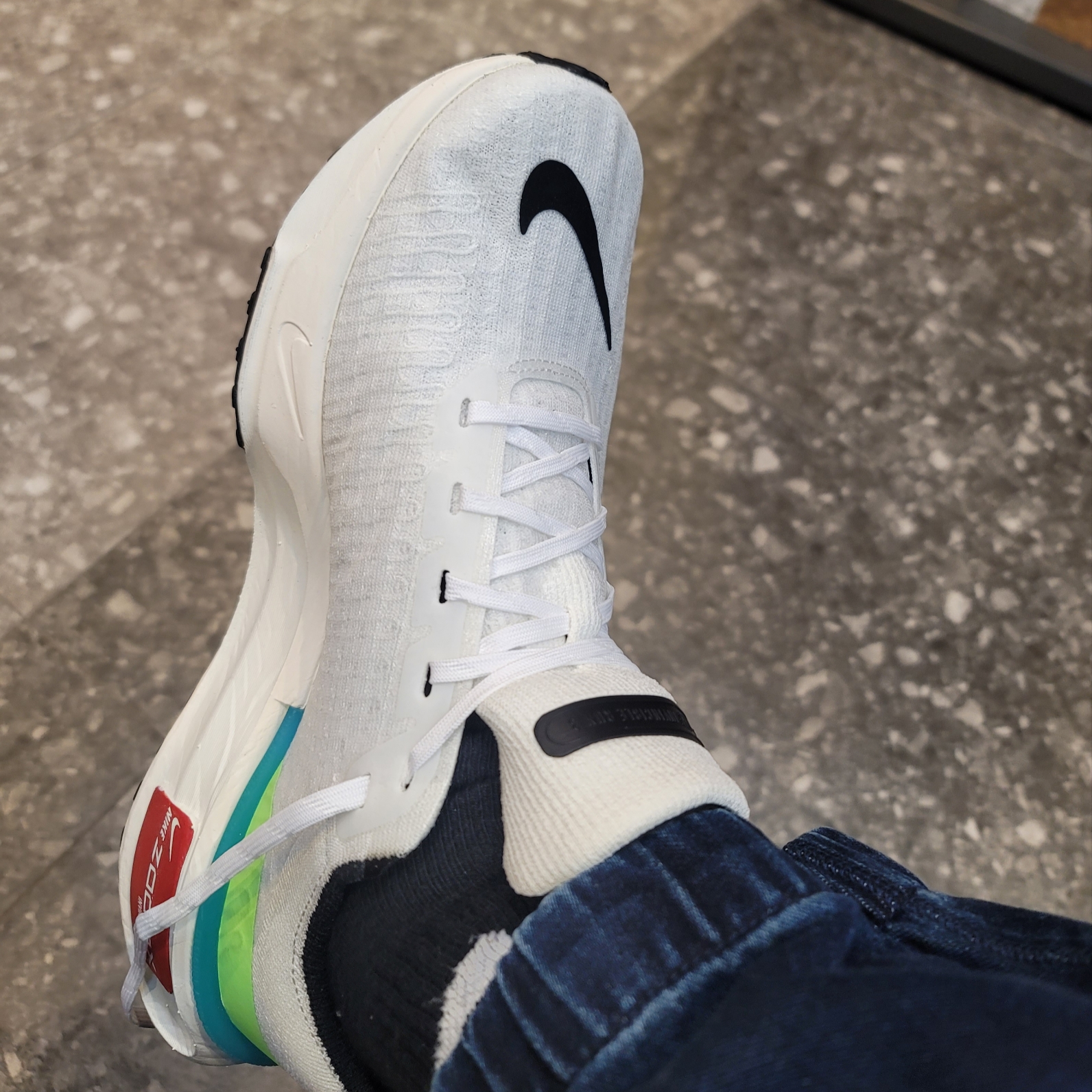 Nike Invincible 3 SE White Lime Blast 착용 스타일