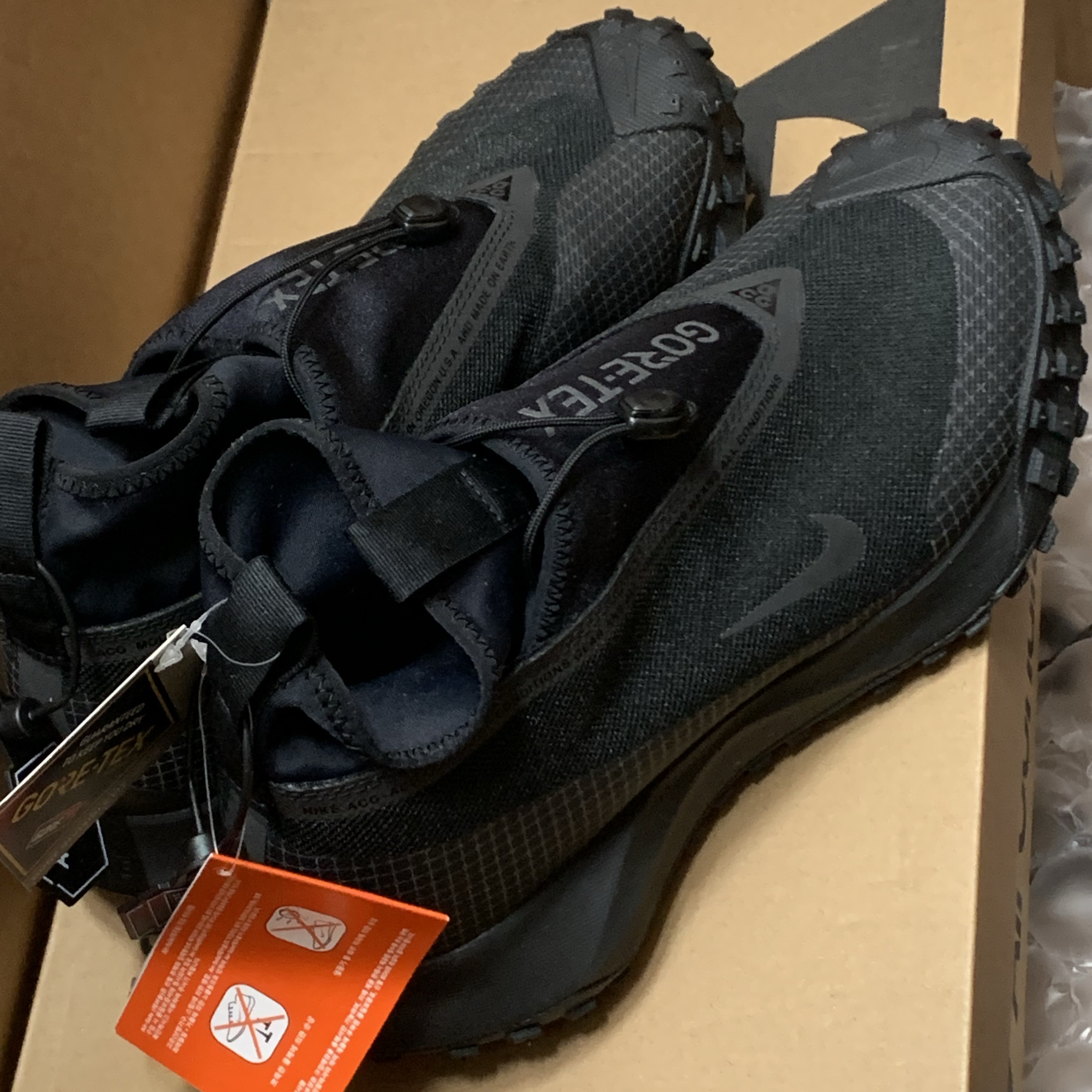 Nike ACG Mountain Fly Gore-Tex Black and Dark Grey 착용 스타일