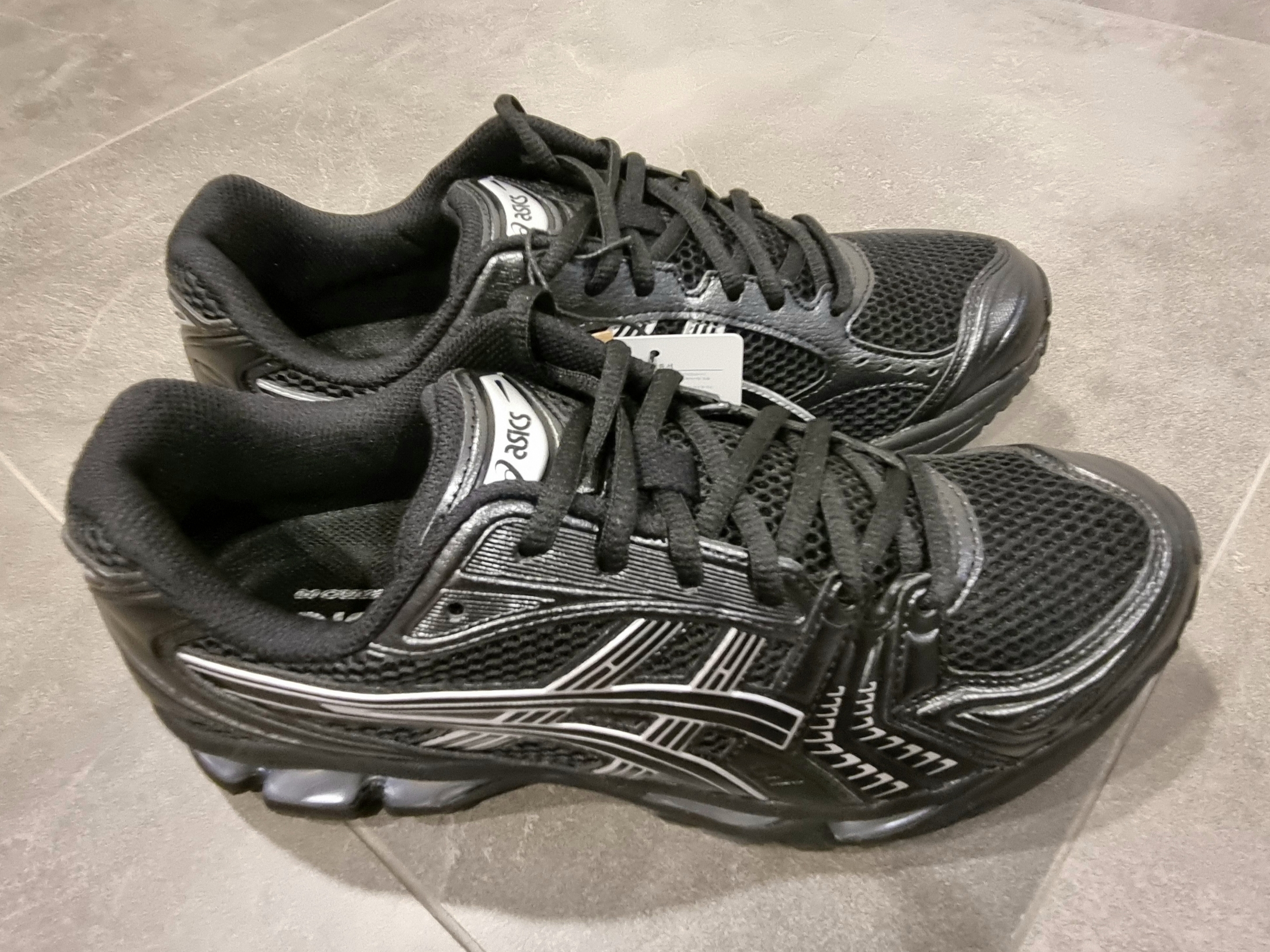 Asics Gel-Kayano 14 Black Pure Silver 착용 스타일 - 2