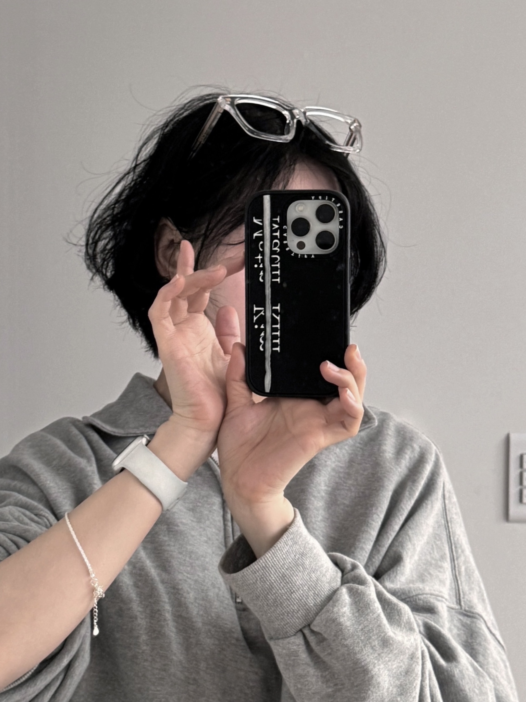 Casetify x Matin Kim iPhone Black Logo Impact Case Matte Black 착용 스타일 - 3