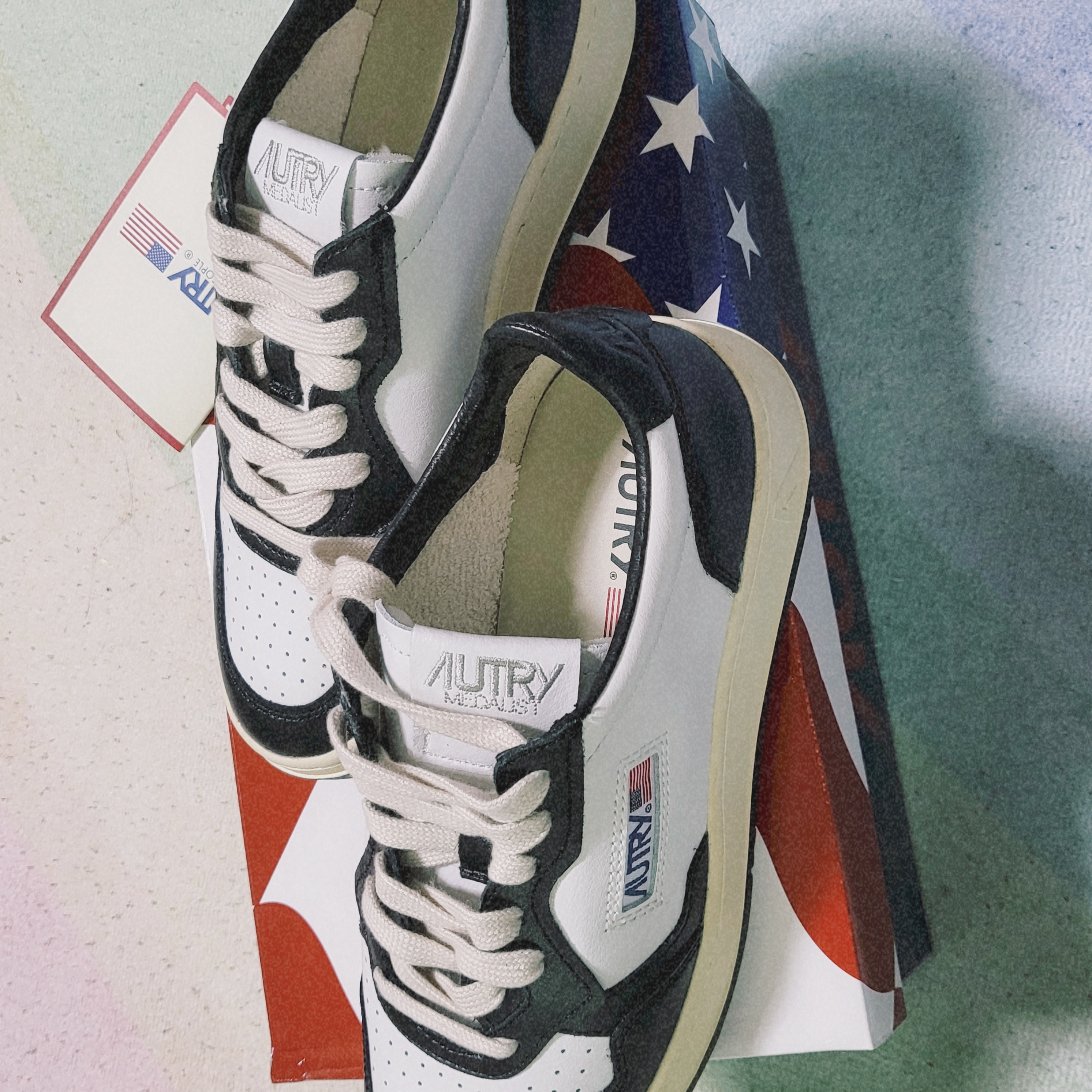 (W) Autry Medalist Low Leather Sneakers Black White 착용 스타일