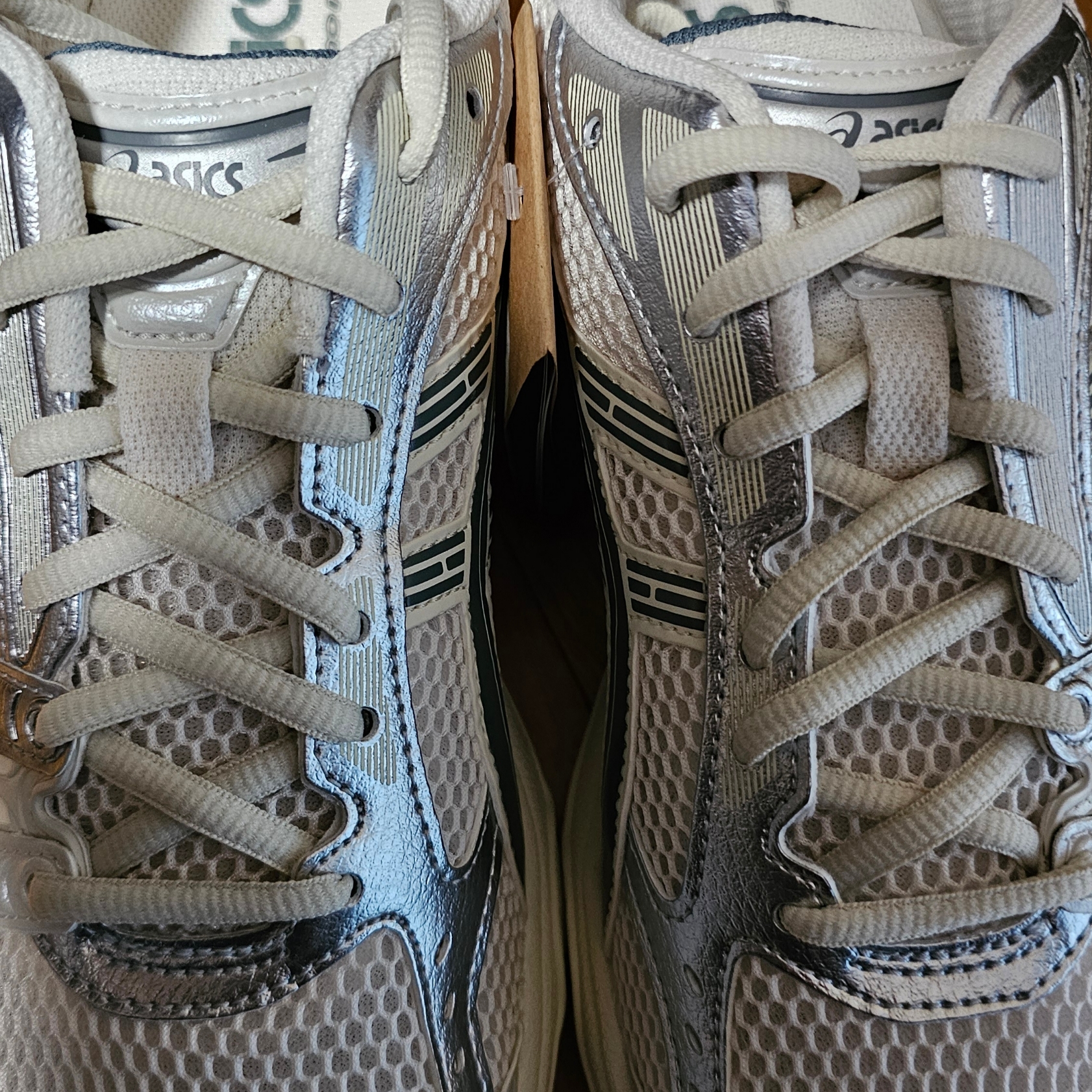 Asics Gel-Kayano 14 Birch Dark Pewter 착용 스타일