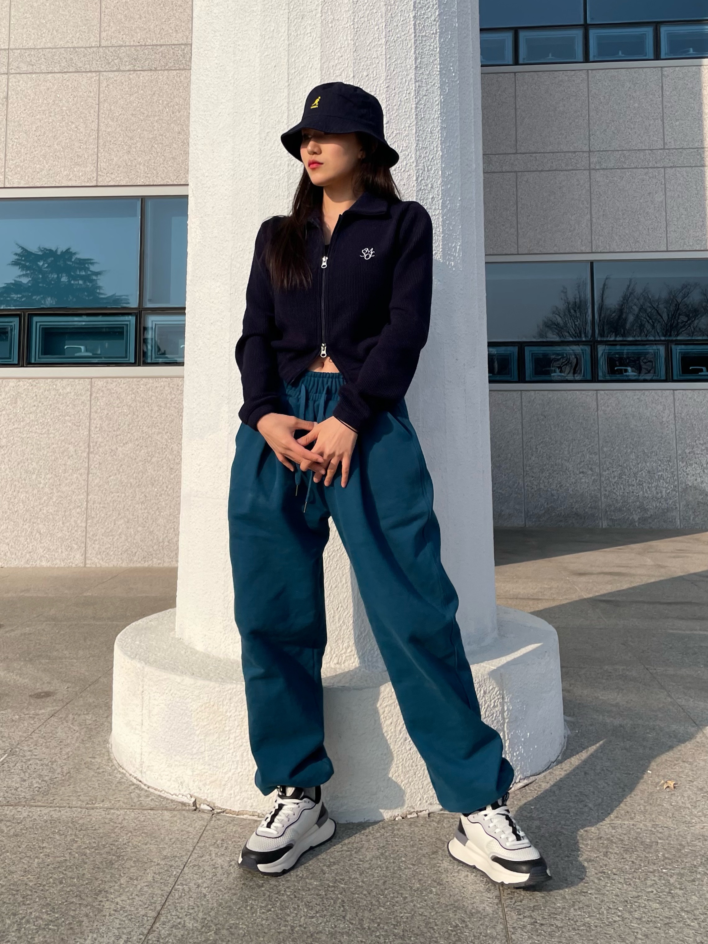Kangol Washed Bucket Hat Navy 착용 스타일 - 1