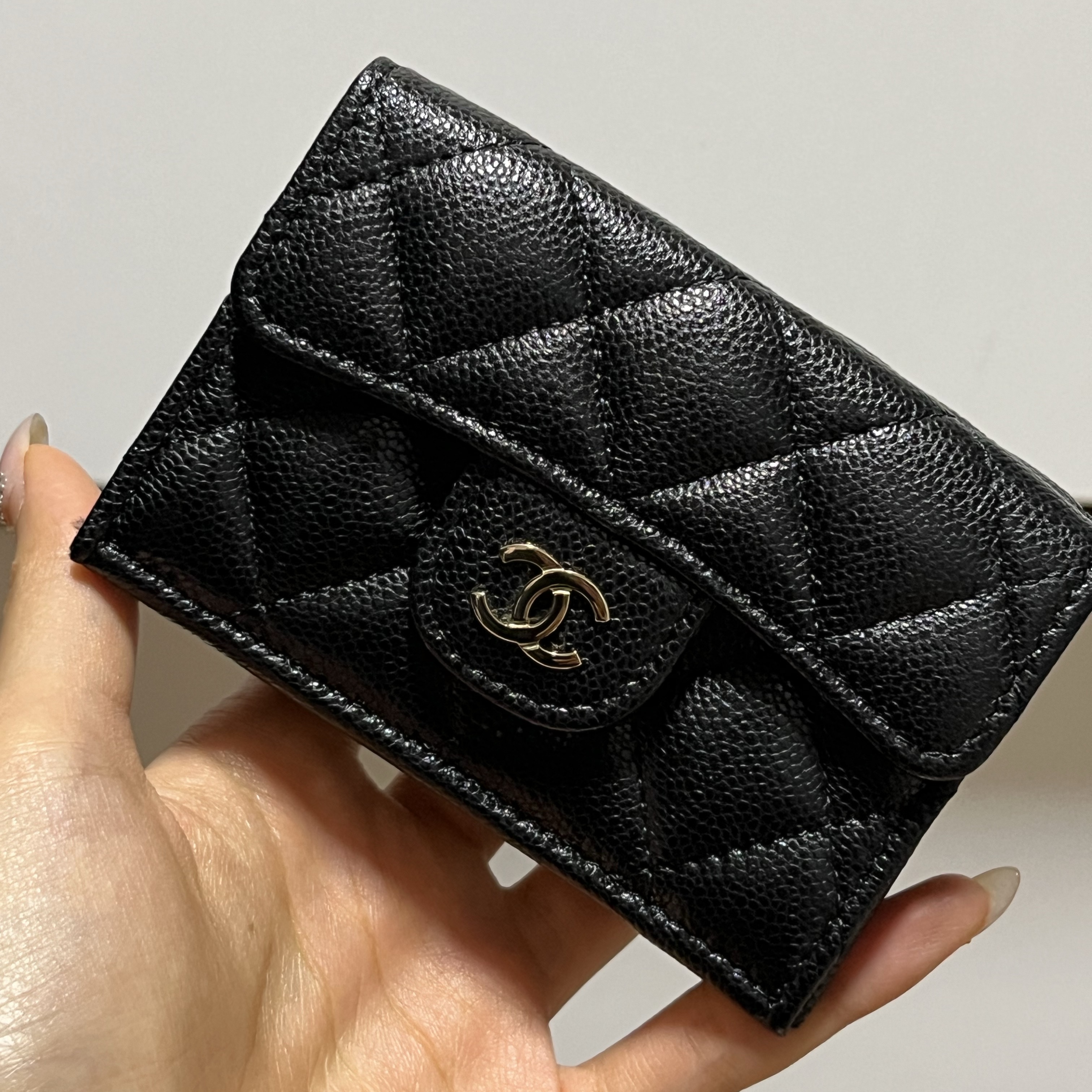 Chanel Classic Small Flap Wallet Grained Shiny Calfskin & Gold Black 착용 스타일