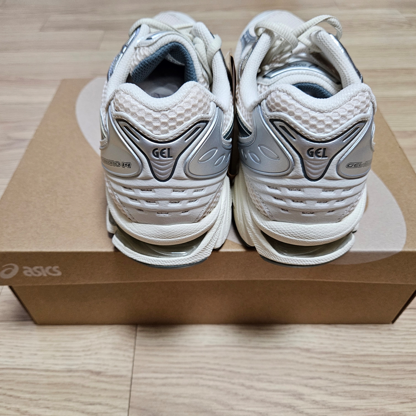 Asics Gel-Kayano 14 Birch Dark Pewter 착용 스타일 - 5