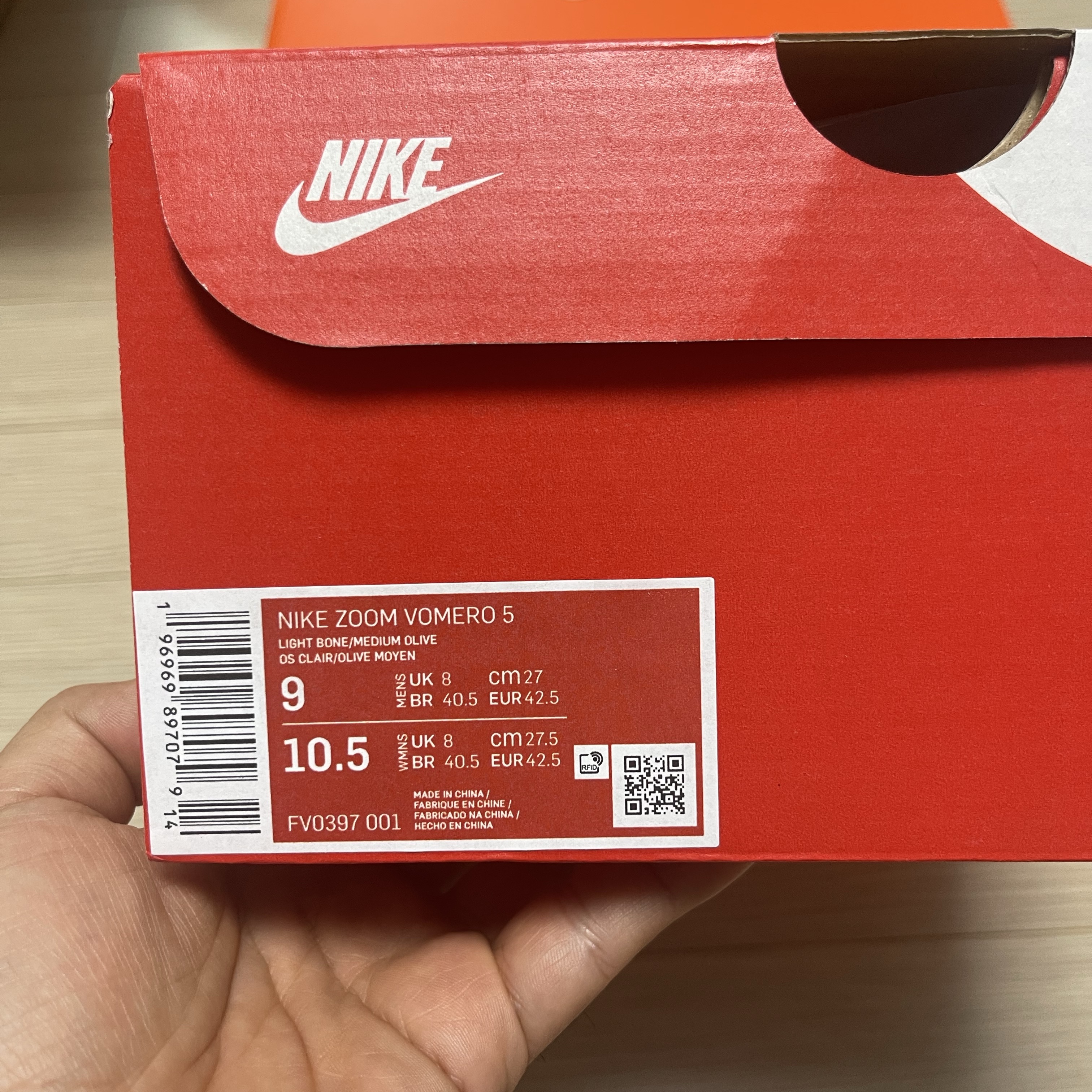 Nike Zoom Vomero 5 Light Bone and Phantom 착용 스타일 - 5