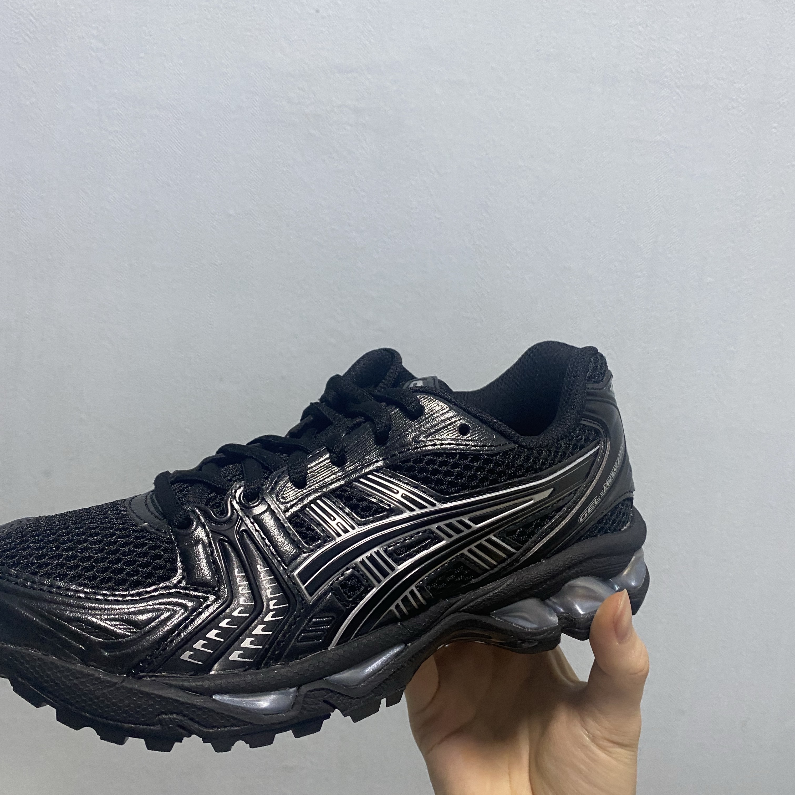 Asics Gel-Kayano 14 Black Pure Silver 착용 스타일