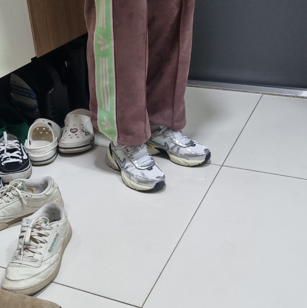 Nike V2K Run Summit White Metallic Silver 착용 스타일