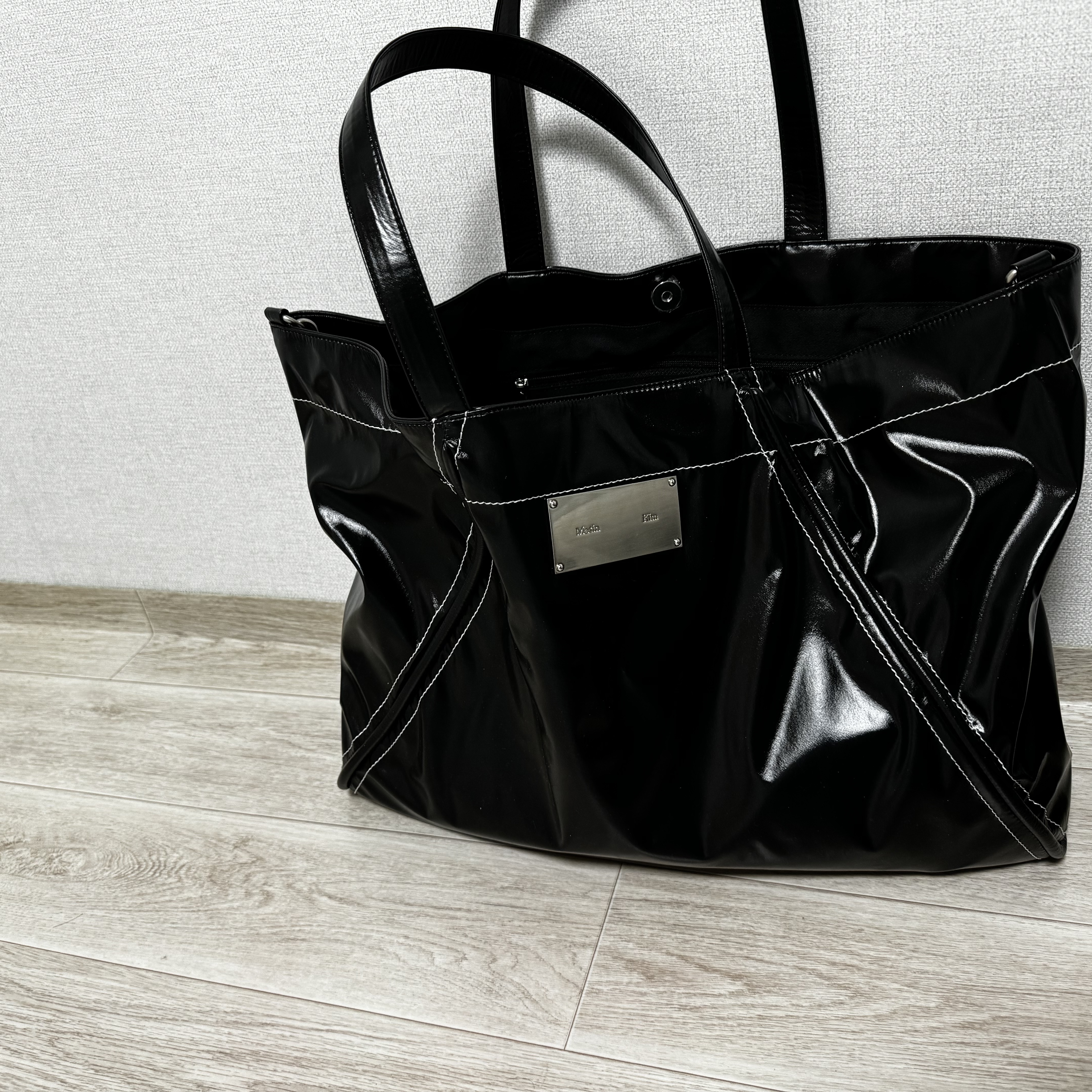 Matin Kim Big Coating Tote Bag Black 착용 스타일 - 1