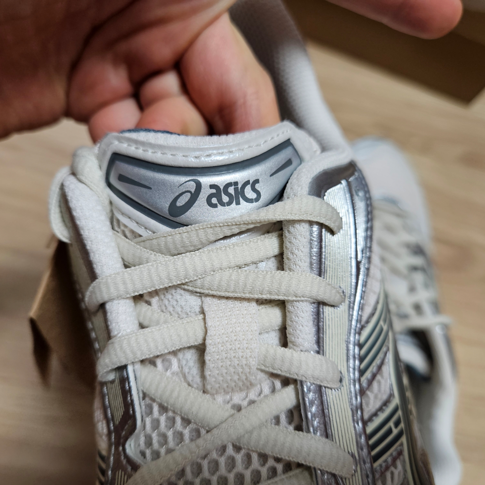 Asics Gel-Kayano 14 Birch Dark Pewter 착용 스타일 - 9