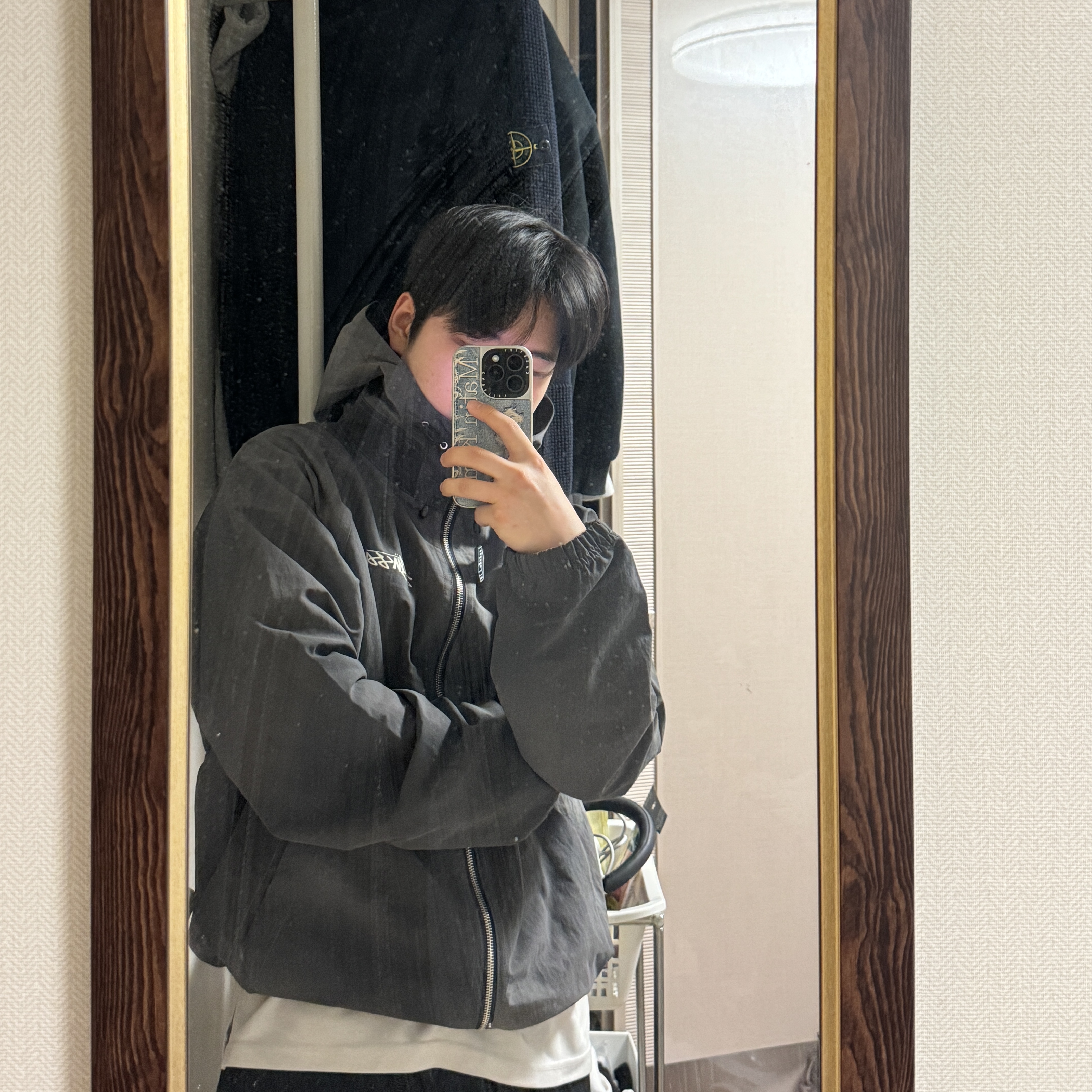 Casetify x Matin Kim iPhone Destroyed Denim Magsafe Mirror Case Silver, Stussy Wave Dye Beach Shell Jacket Black 착용 스타일
