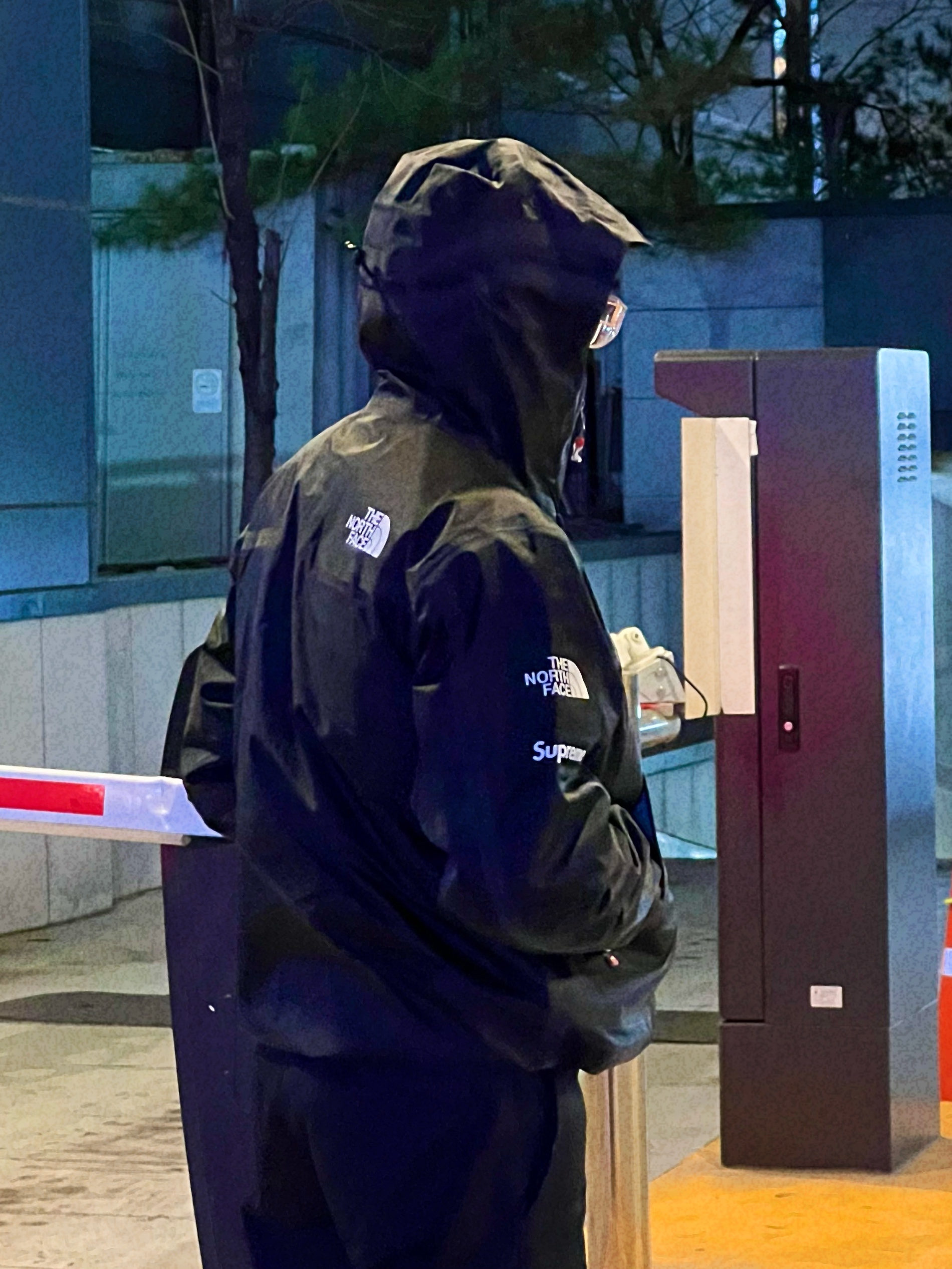 Supreme x The North Face Summit Series Outer Tape Seam Jacket Black - 21SS 착용 스타일 - 1