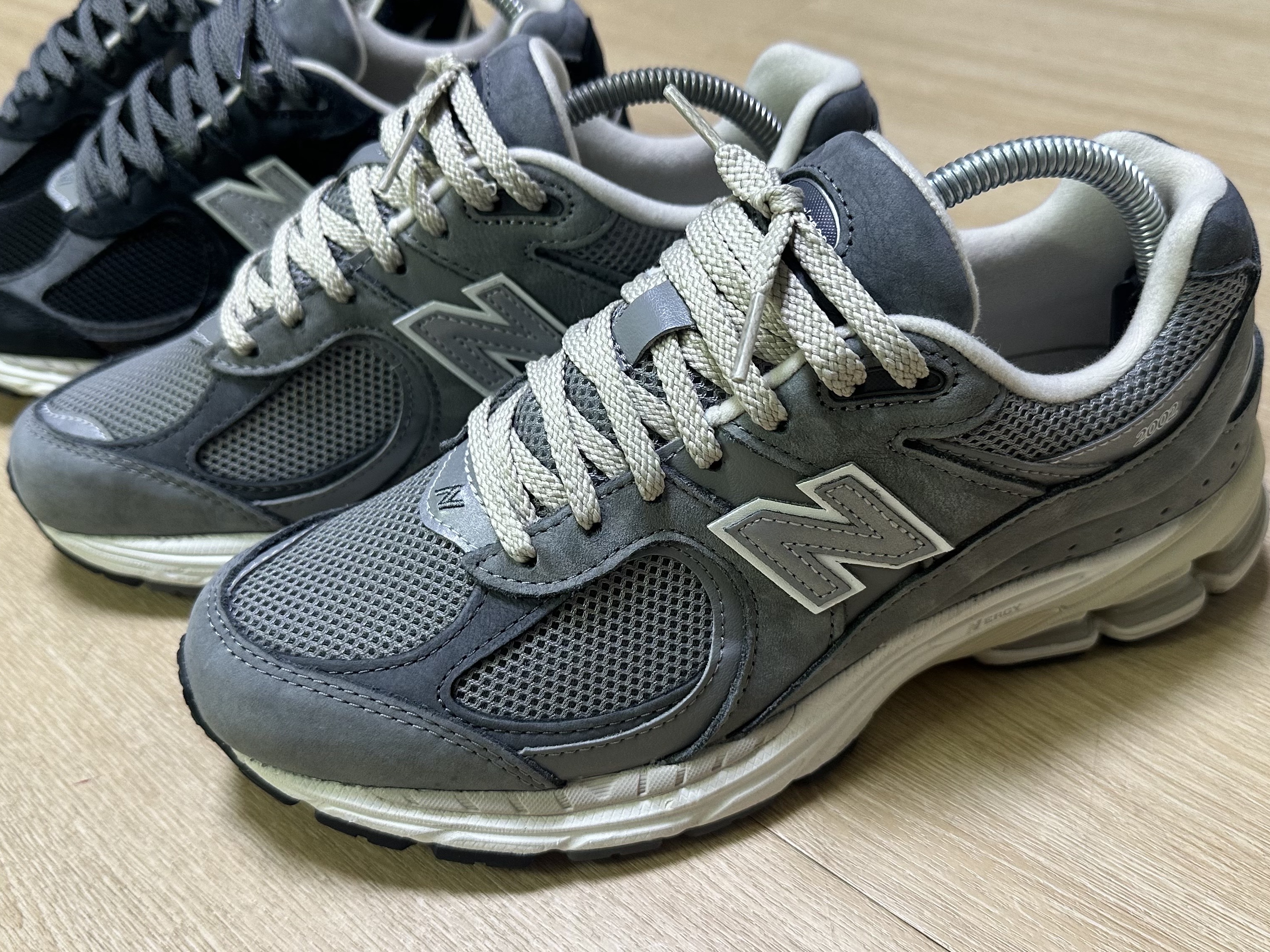 New Balance 2002R Premium Vintage Grey, New Balance 2002R Premium Vintage Black 착용 스타일 - 1