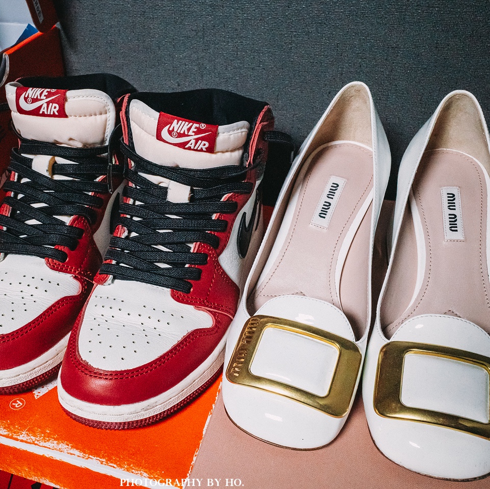 Jordan 1 Retro High OG Chicago 2022, (W) Miu Miu Patent Leather Loafers White 착용 스타일
