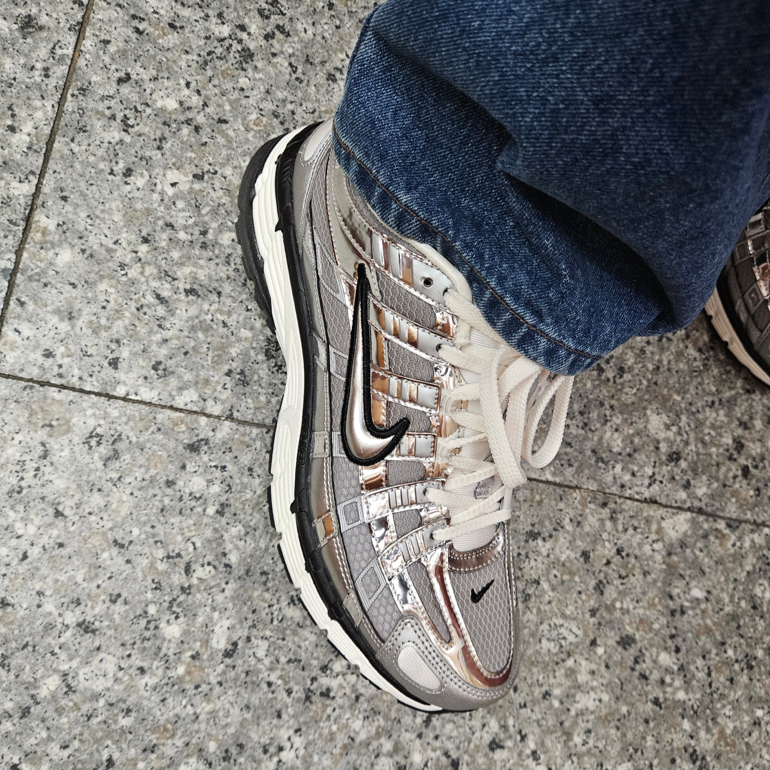 Nike P-6000 Metallic Silver 착용 스타일 - 2