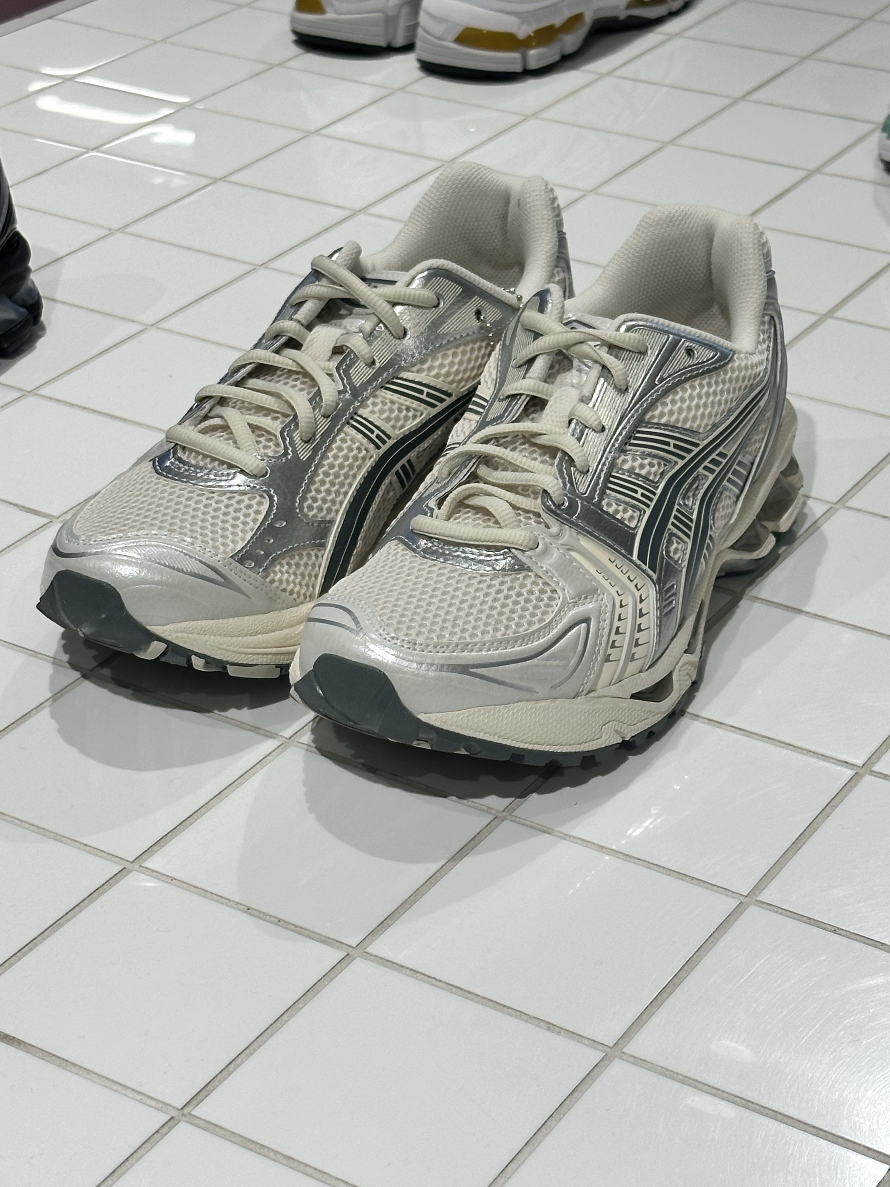 Asics Gel-Kayano 14 Birch Dark Pewter 착용 스타일 - 1