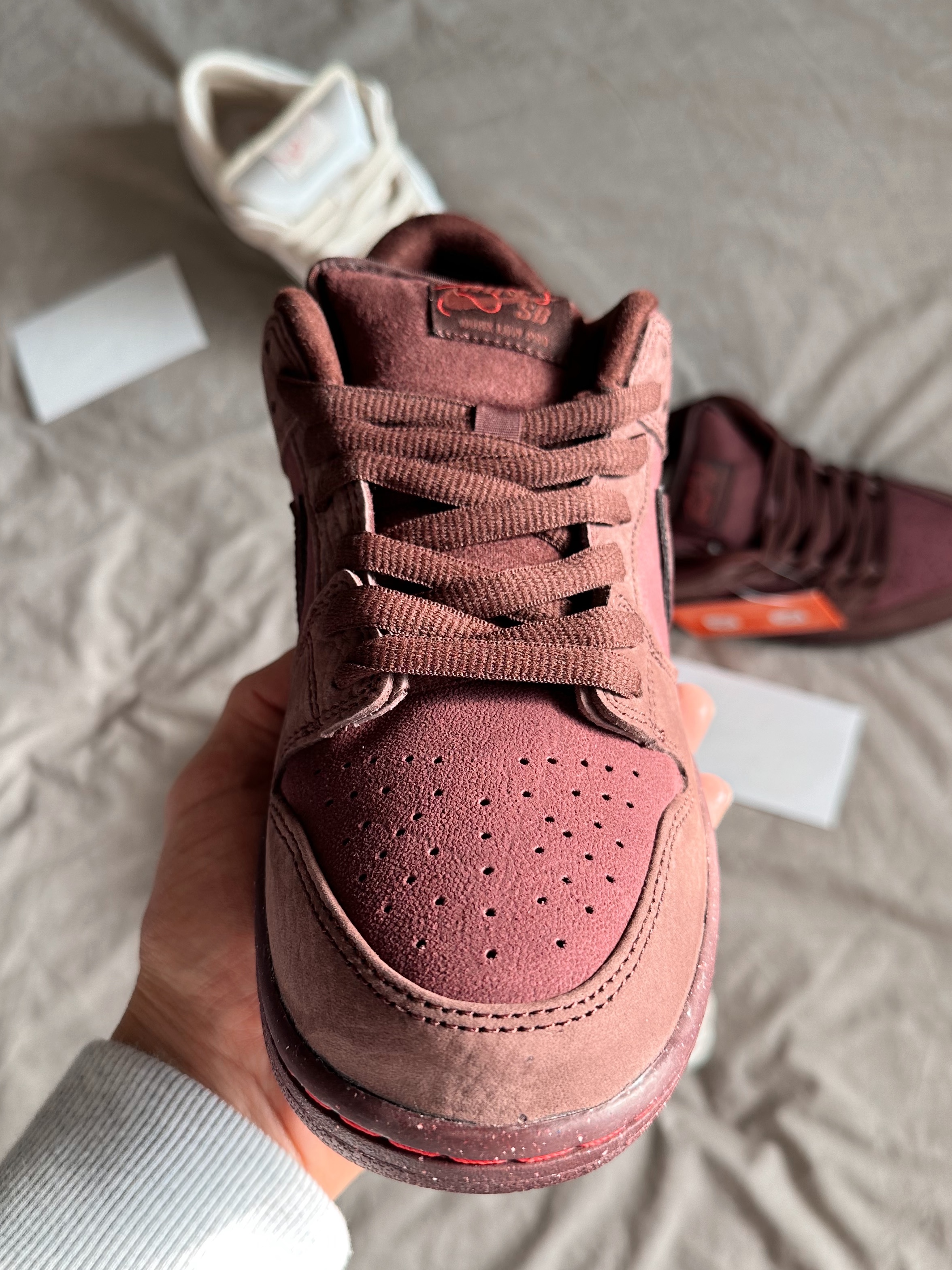 Nike SB Dunk Low PRM Burgundy Crush 착용 스타일 - 3