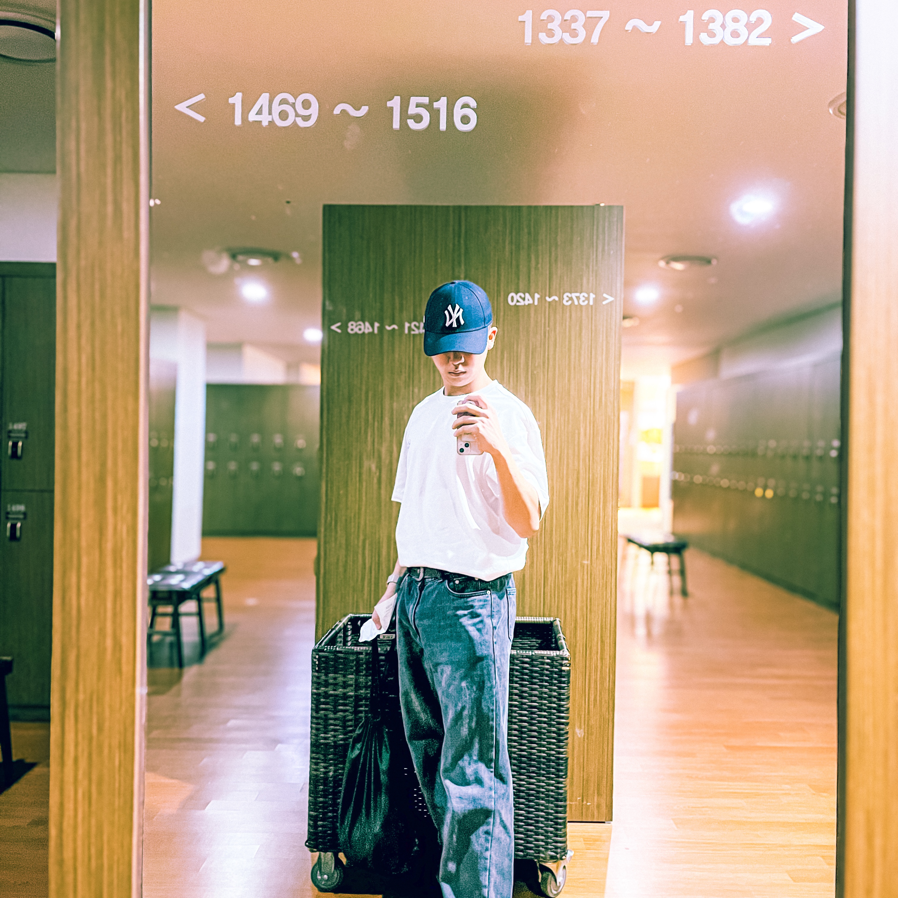 New Era x MoMA New York Yankees Cap Navy 착용 스타일