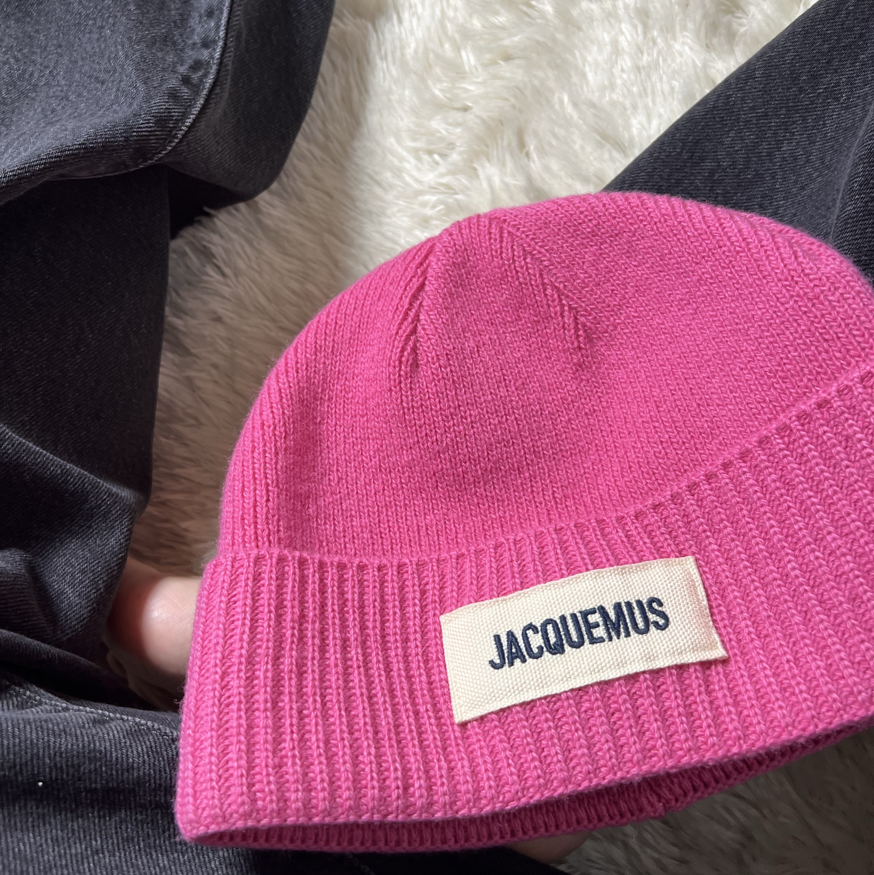 Jacquemus Le Bonnet Grosgrain Logo Beanie Multi Pink 착용 스타일