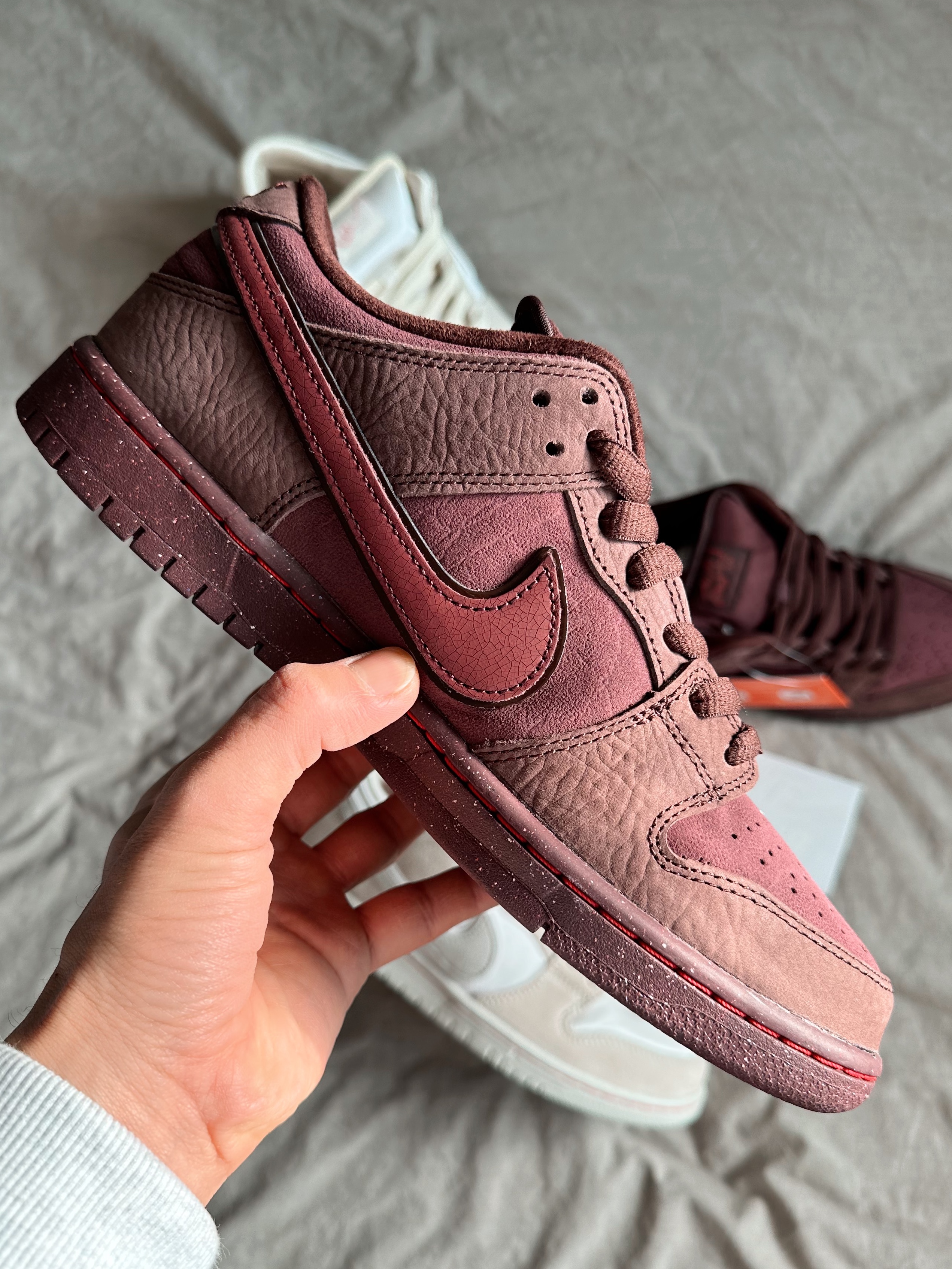 Nike SB Dunk Low PRM Burgundy Crush 착용 스타일 - 1