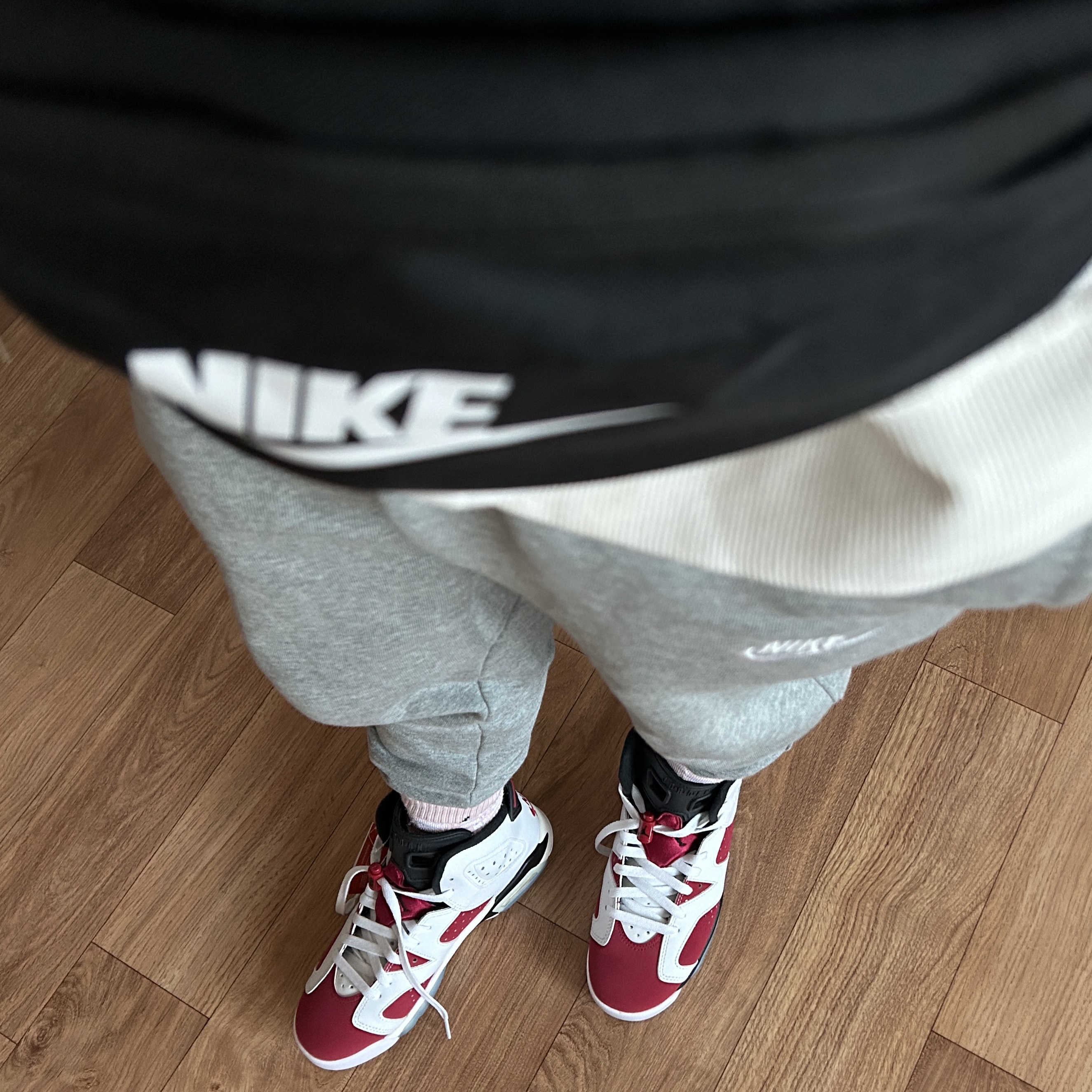 Nike Heritage Waistpack Black, (GS) Jordan 6 Retro Carmine 2021 착용 스타일