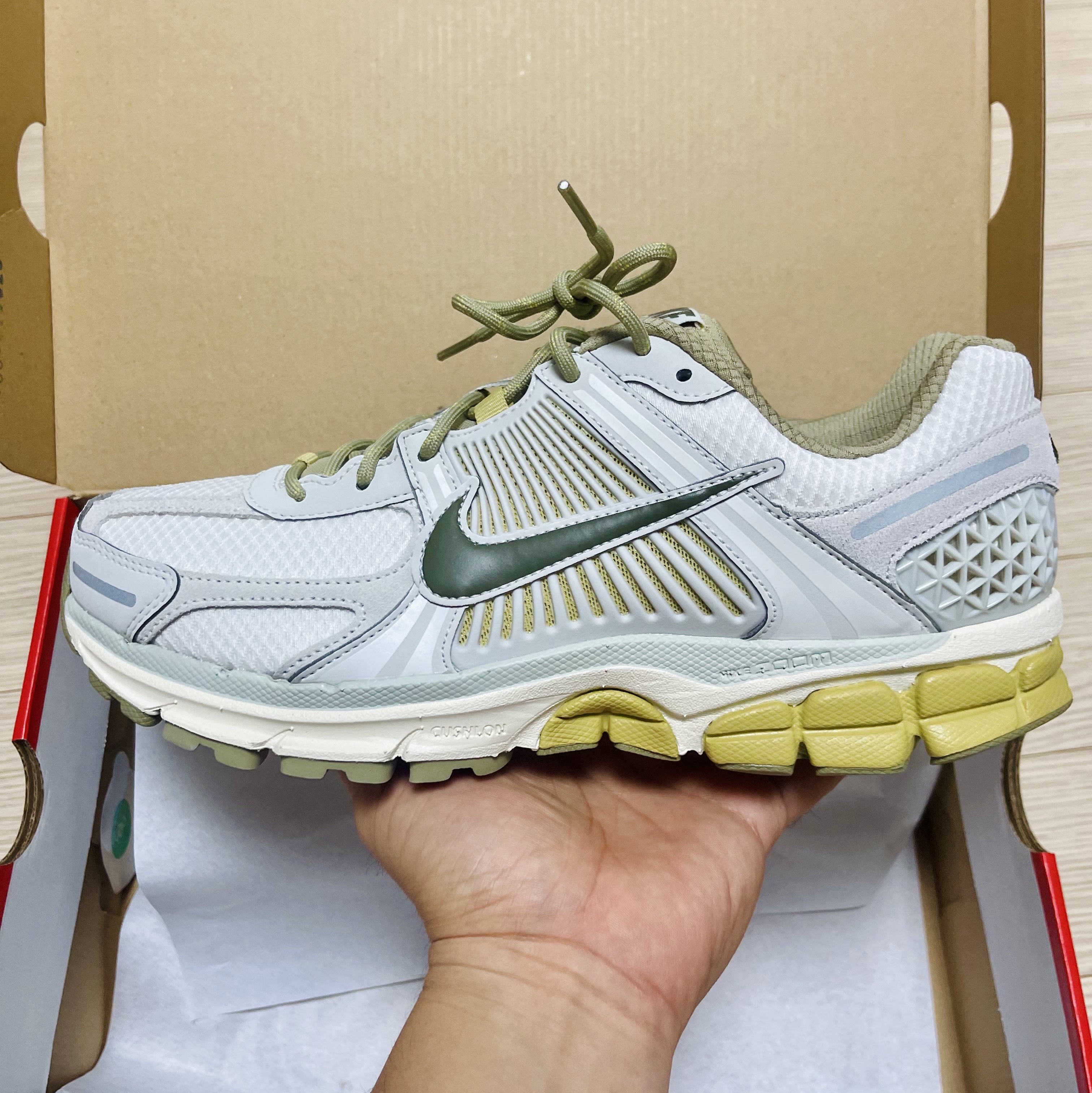 Nike Zoom Vomero 5 Light Bone and Phantom 착용 스타일 - 1