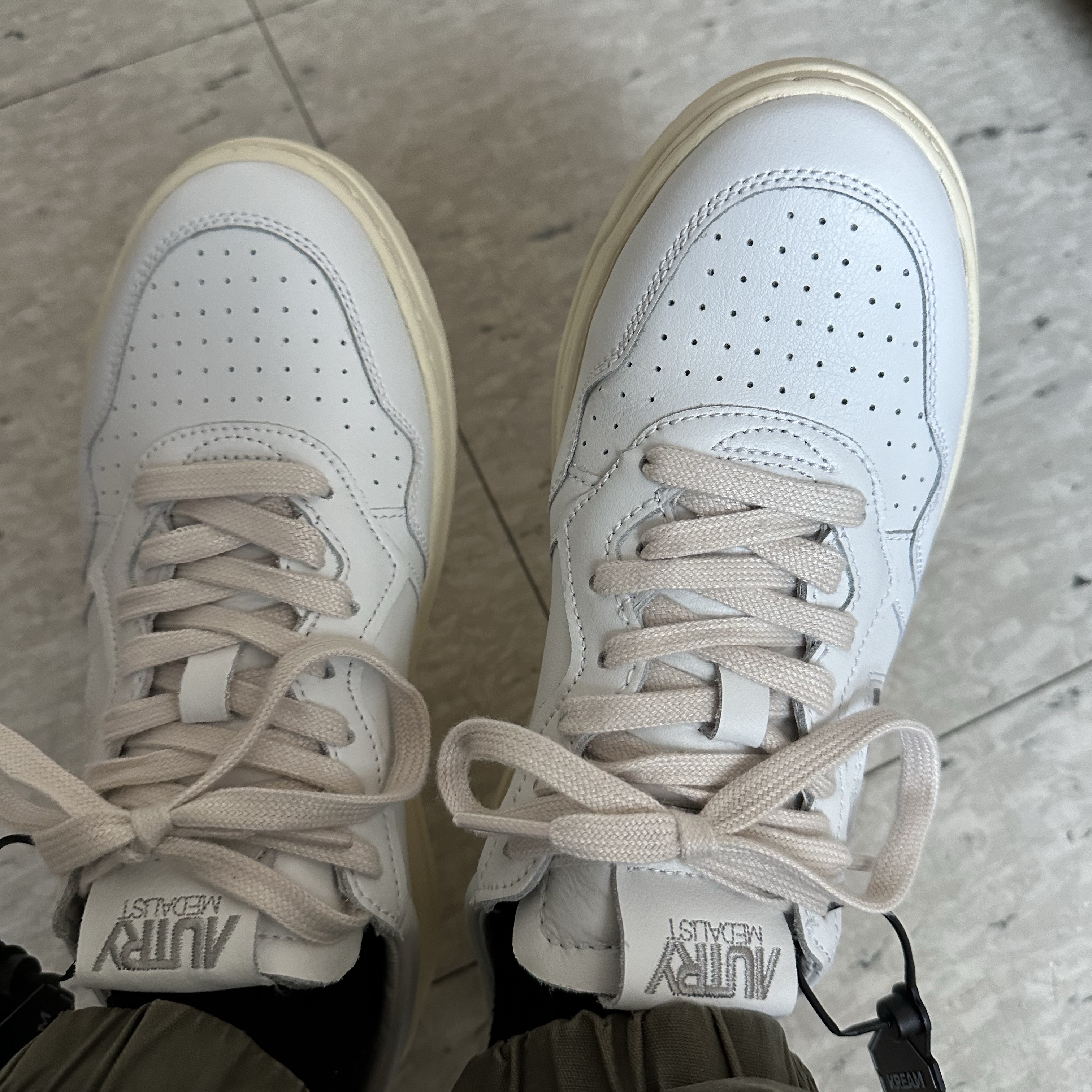 Autry Medalist Low Leather Sneakers White 착용 스타일