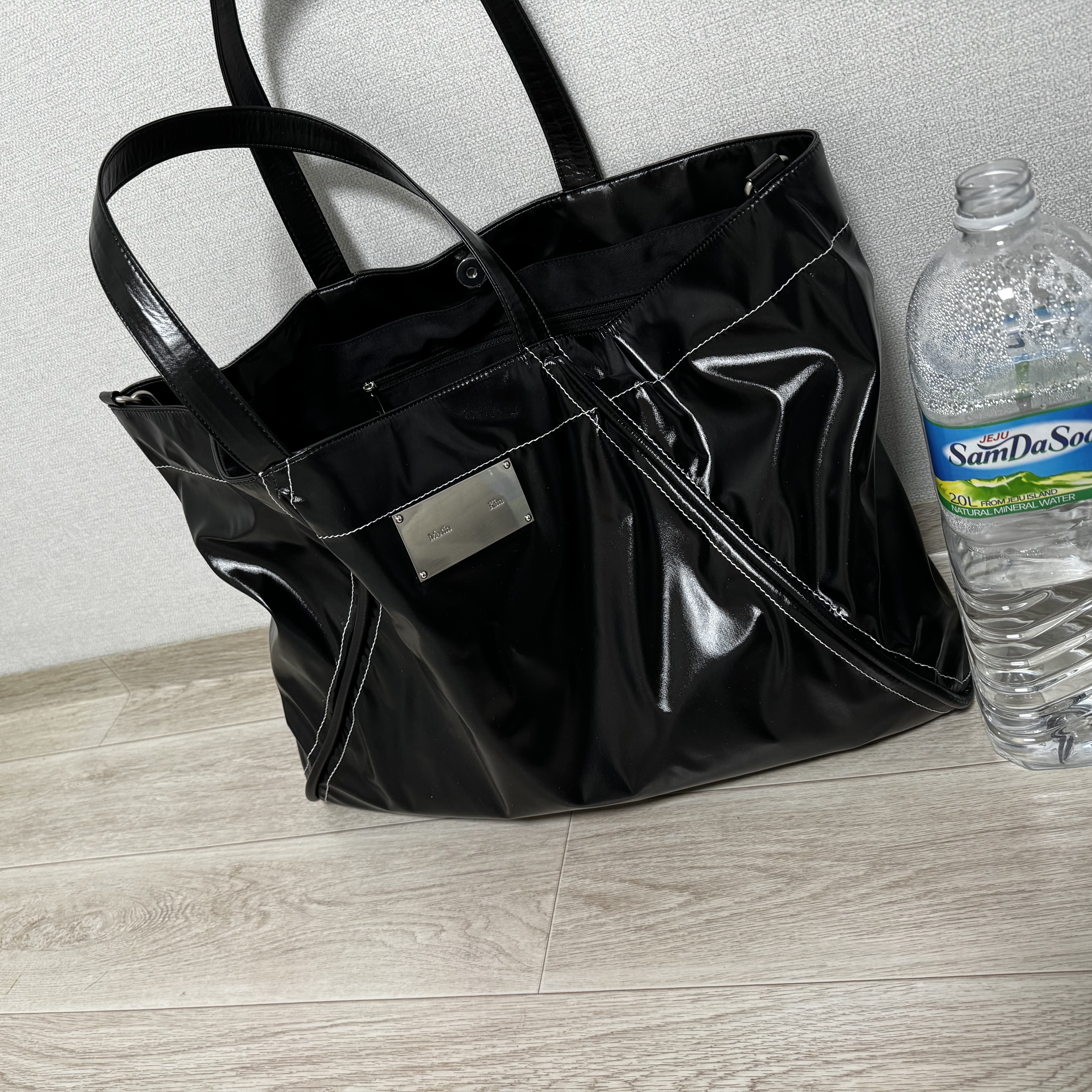 Matin Kim Big Coating Tote Bag Black 착용 스타일 - 2