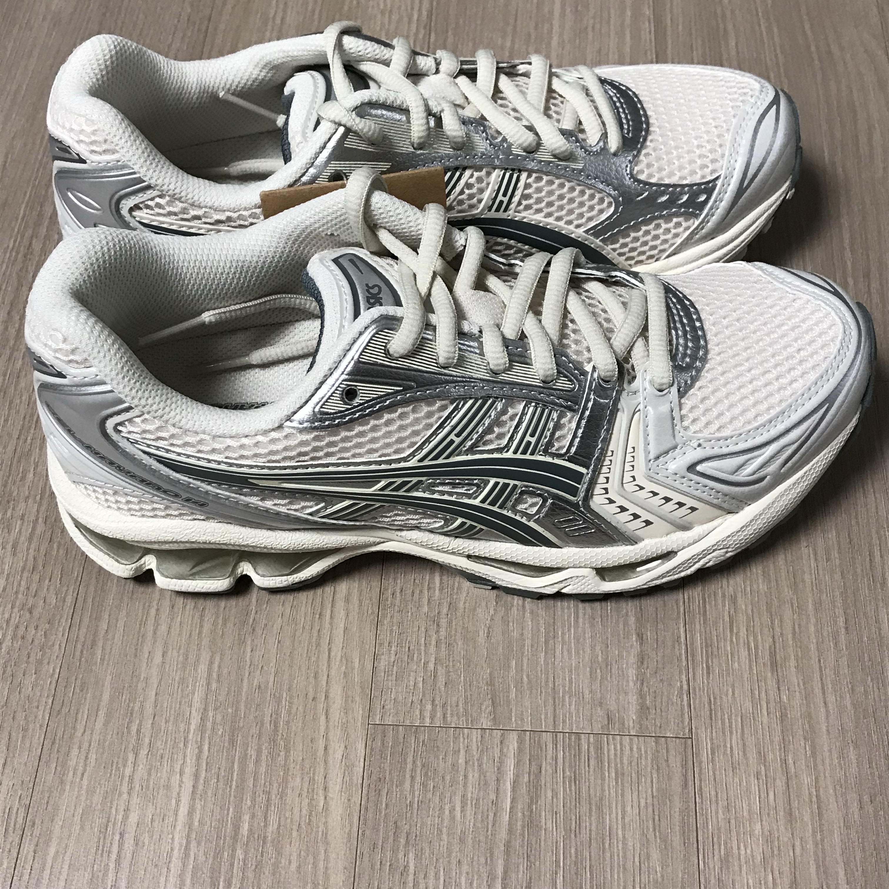Asics Gel-Kayano 14 Birch Dark Pewter, Asics Gel-Kayano 14 Black Pure Silver 착용 스타일 - 4