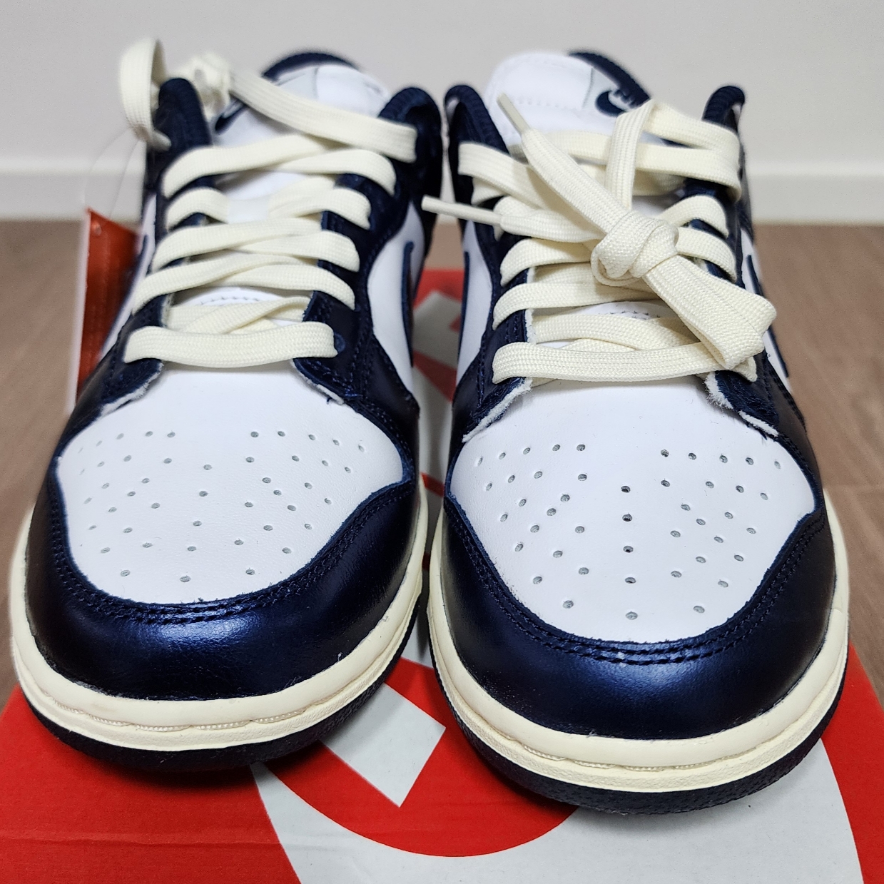 (W) Nike Dunk Low PRM Midnight Navy and White 착용 스타일 - 1