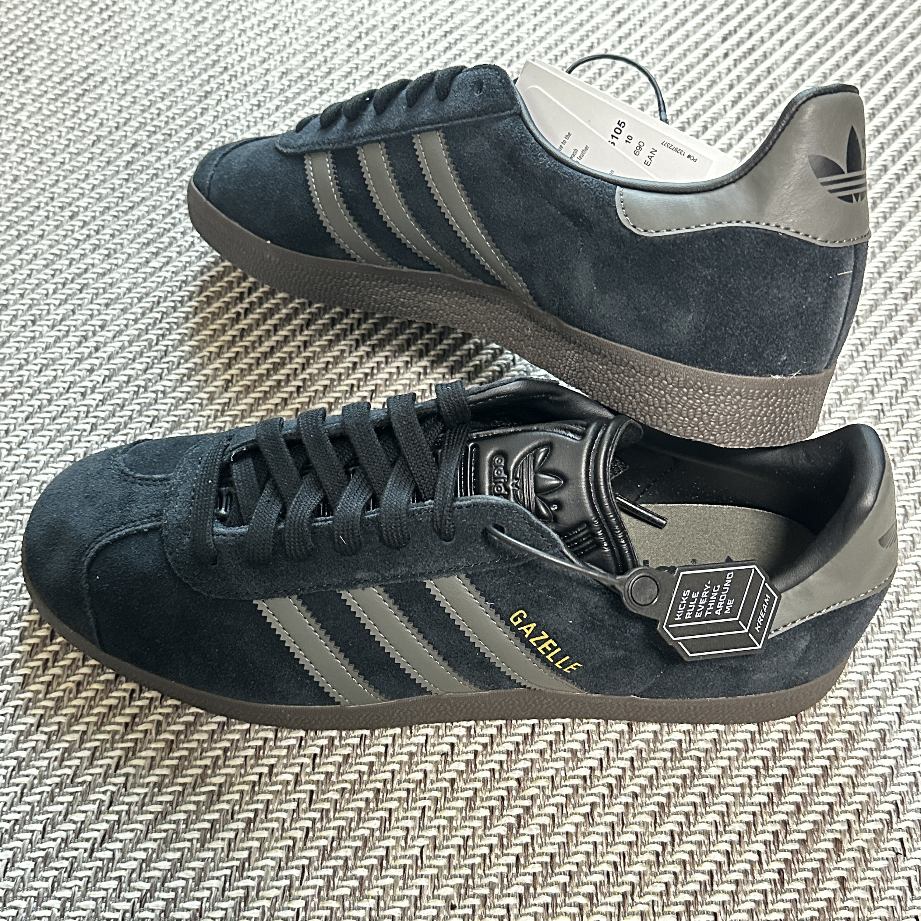Adidas Gazelle Core Black Gold Metallic Gum 착용 스타일 - 2